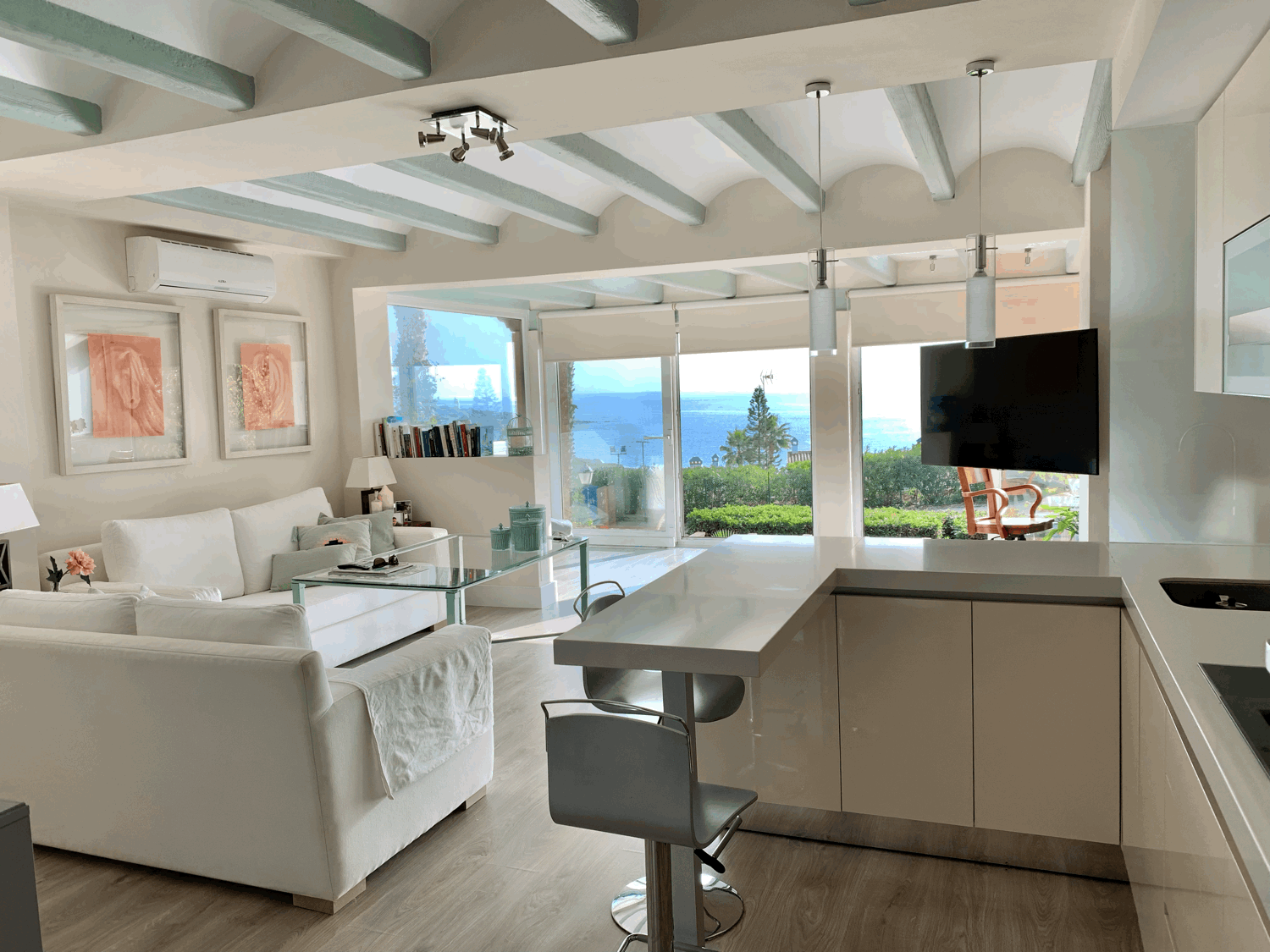 Hermosas vistas al mar y al Faro Carboneras desde este bonito apartamento en Alcaidesa
