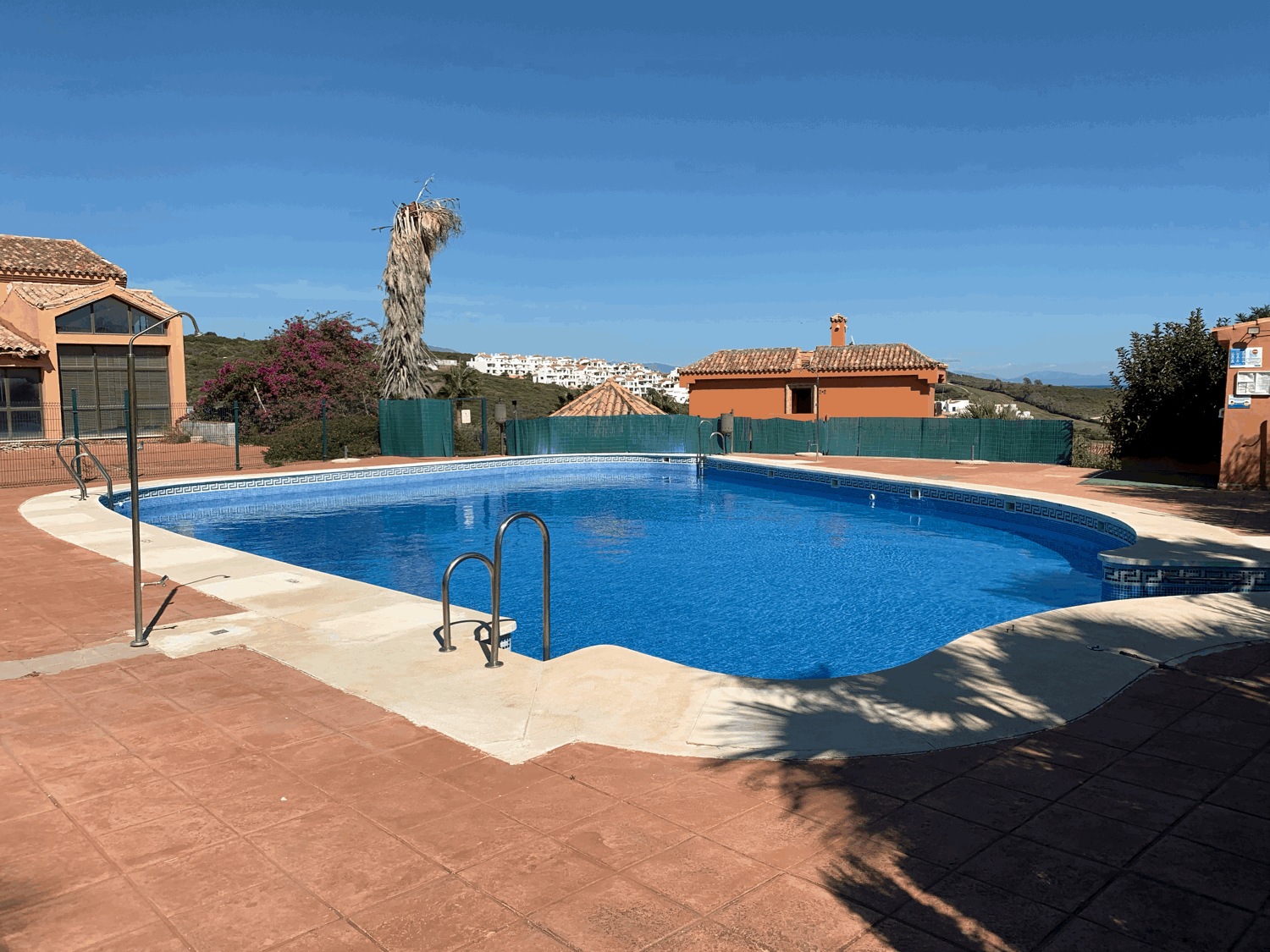 Hermosas vistas al mar y al Faro Carboneras desde este bonito apartamento en Alcaidesa