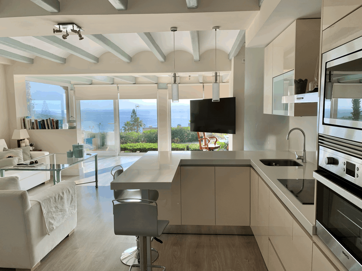 Hermosas vistas al mar y al Faro Carboneras desde este bonito apartamento en Alcaidesa