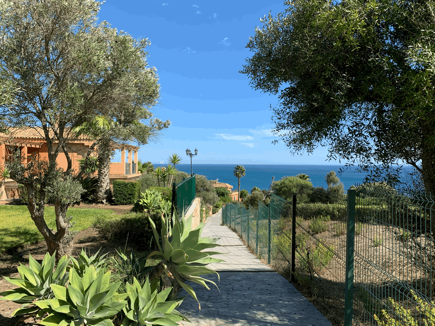 Hermosas vistas al mar y al Faro Carboneras desde este bonito apartamento en Alcaidesa