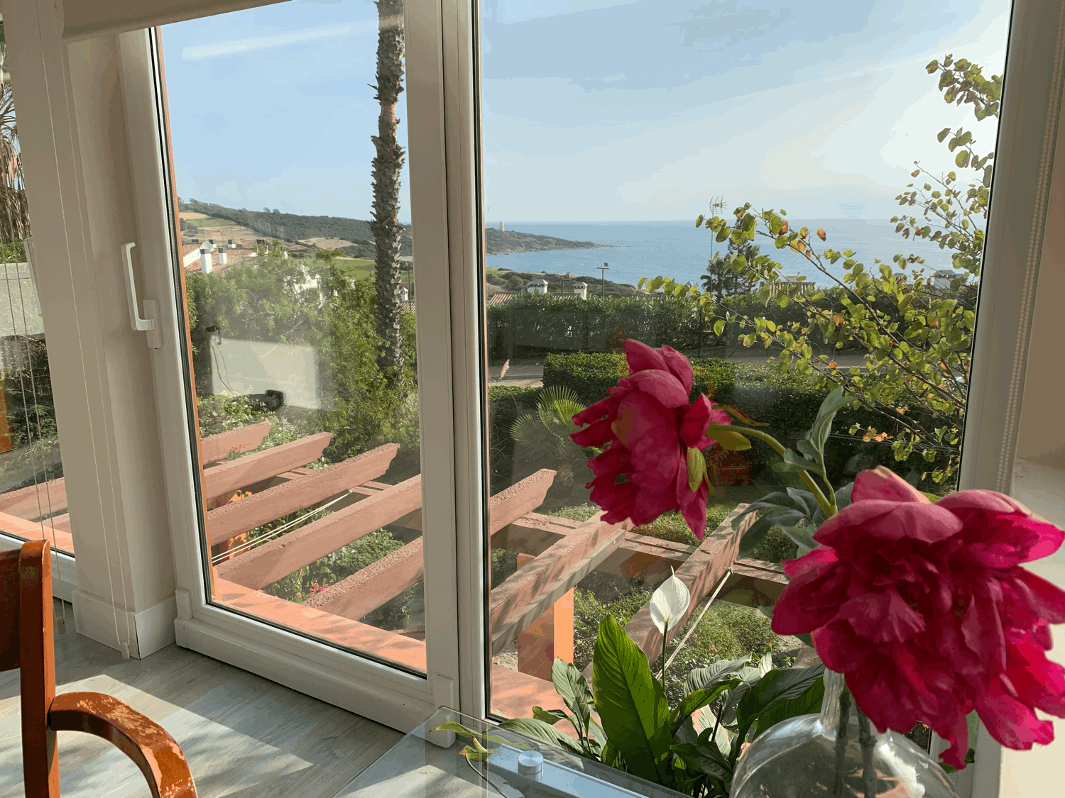 Hermosas vistas al mar y al Faro Carboneras desde este bonito apartamento en Alcaidesa