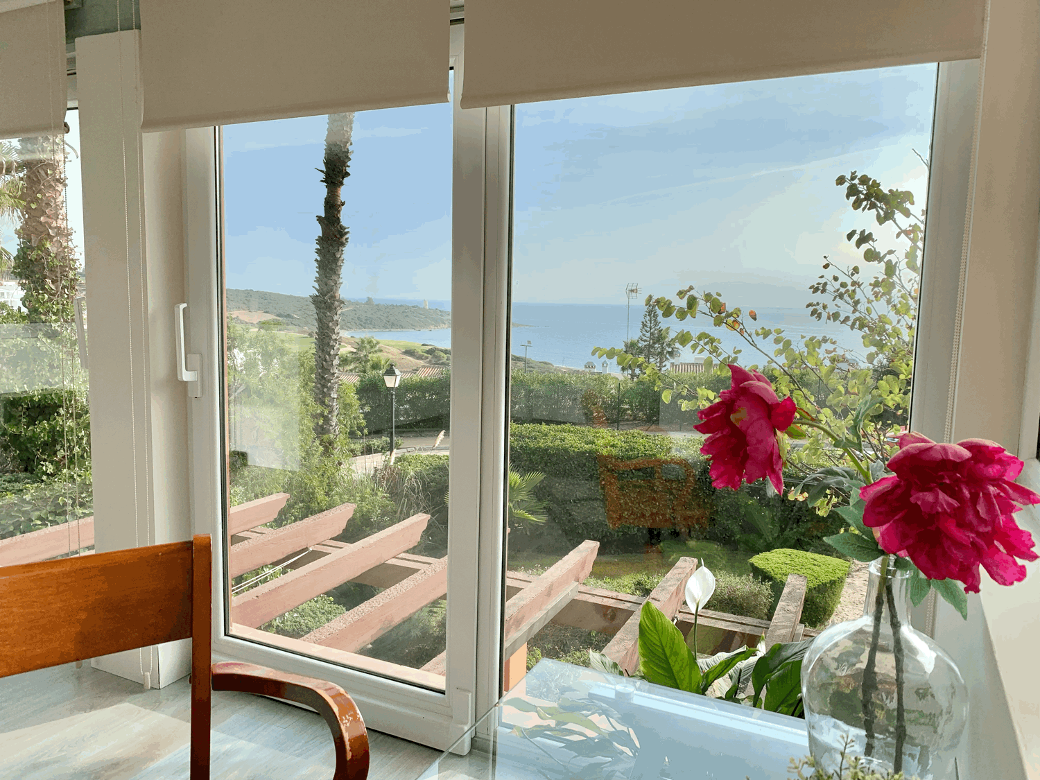 Hermosas vistas al mar y al Faro Carboneras desde este bonito apartamento en Alcaidesa