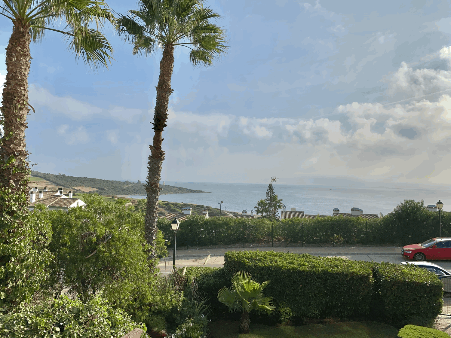 Hermosas vistas al mar y al Faro Carboneras desde este bonito apartamento en Alcaidesa
