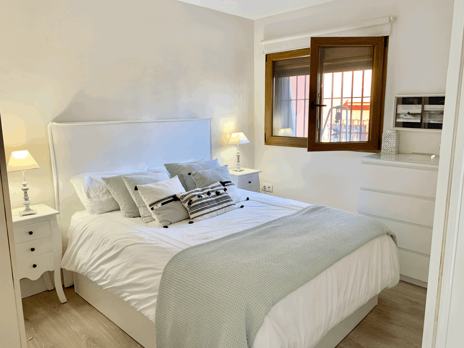Hermosas vistas al mar y al Faro Carboneras desde este bonito apartamento en Alcaidesa