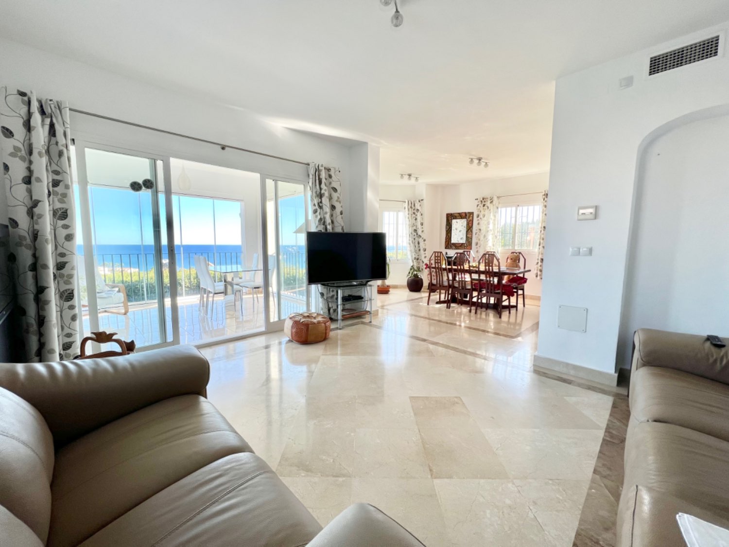 Beautiful four-bedroom house with spectacular sea views in Alcaidesa