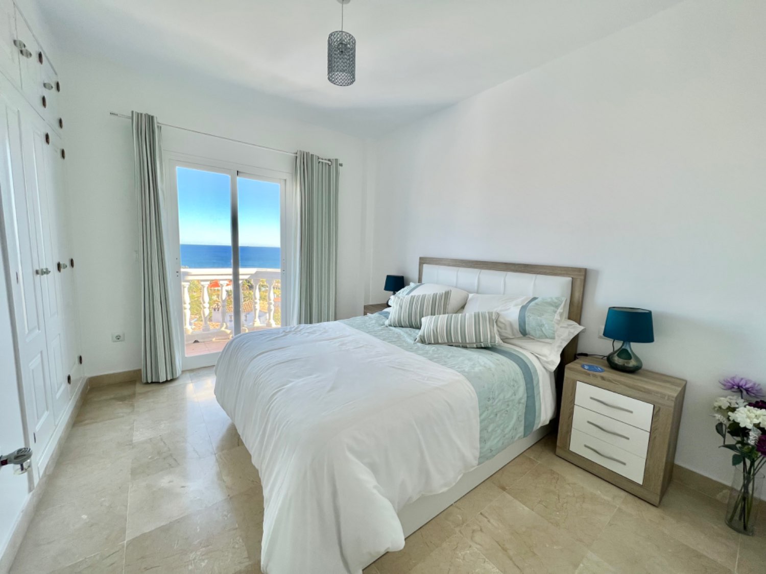 Schönes Haus mit vier Schlafzimmern und spektakulärem Meerblick in Alcaidesa