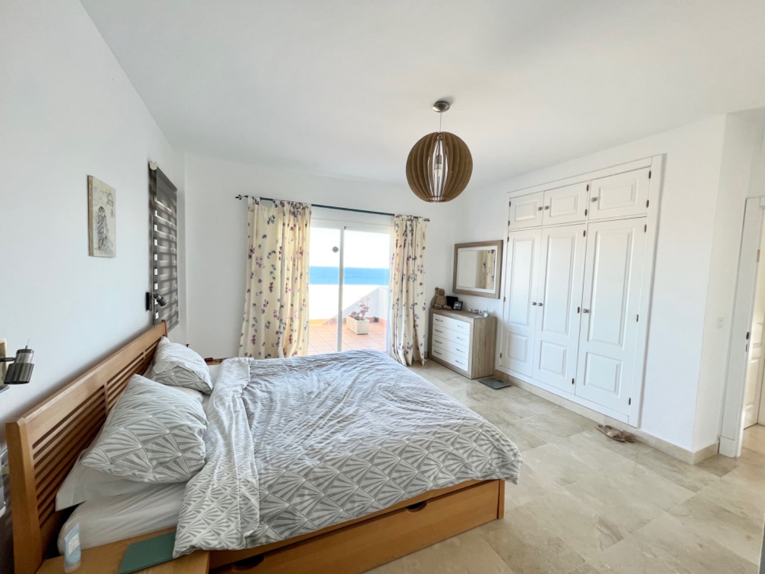 Bella casa con quattro camere da letto con spettacolare vista sul mare in Alcaidesa