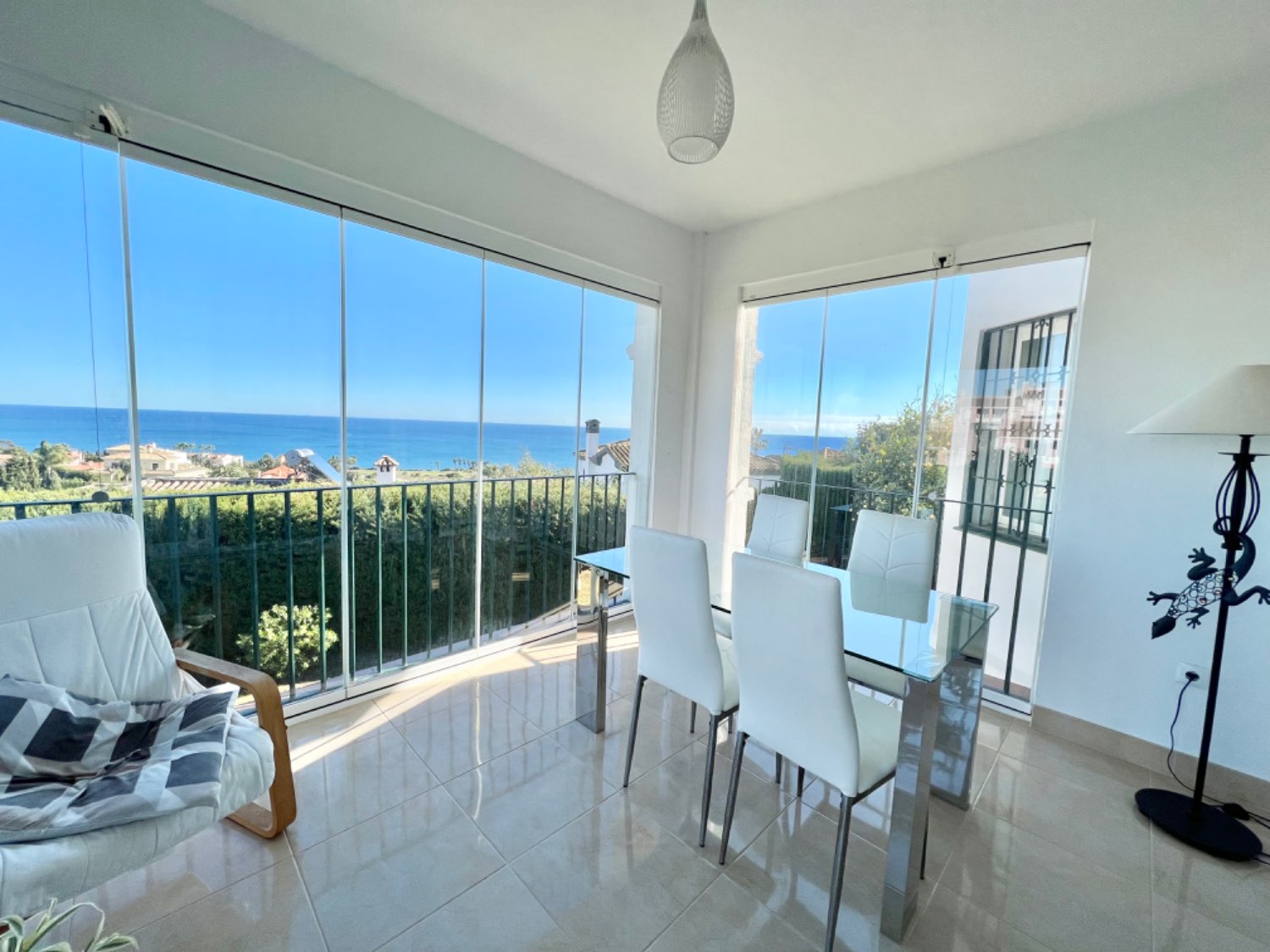 Belle maison de quatre chambres avec vue spectaculaire sur la mer à Alcaidesa