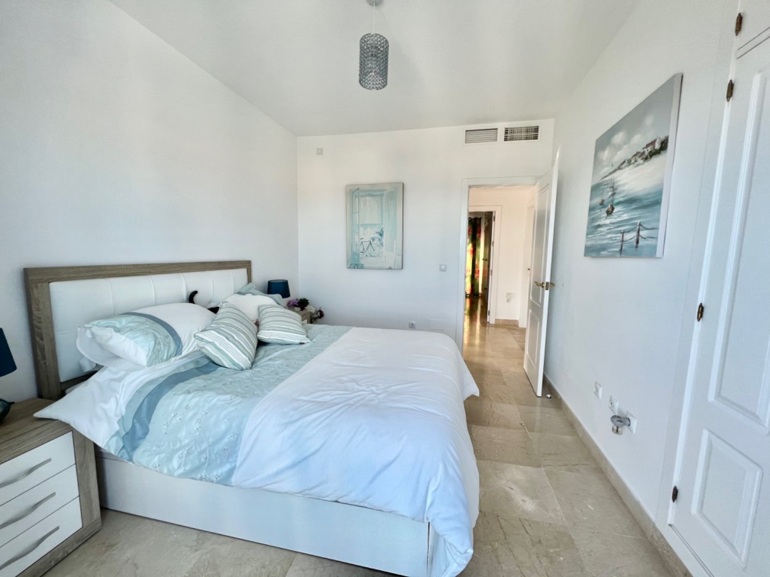 Preciosa casa de cuatro cuartos con espectaculares vistas al mar en Alcaidesa