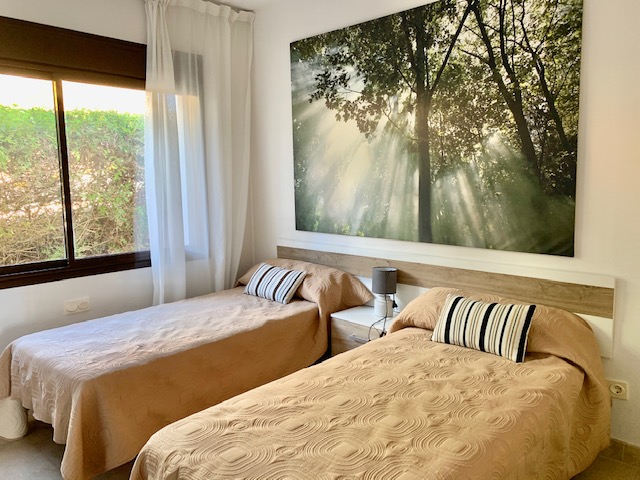 Hermoso apartamento de tres dormitorios   con bonitas vistas en Alcaidesa