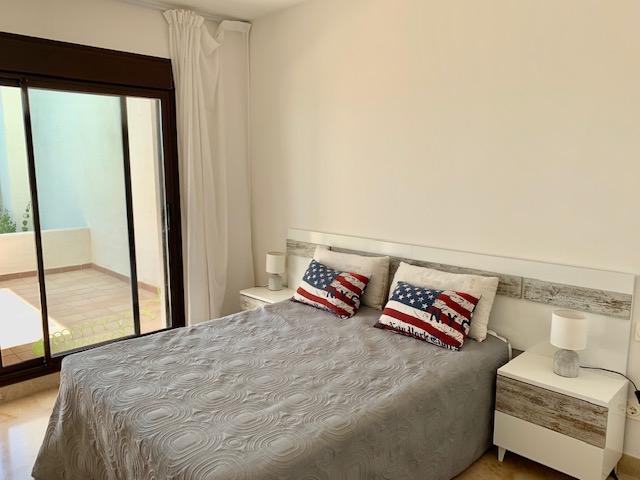 Hermoso apartamento de tres dormitorios   con bonitas vistas en Alcaidesa