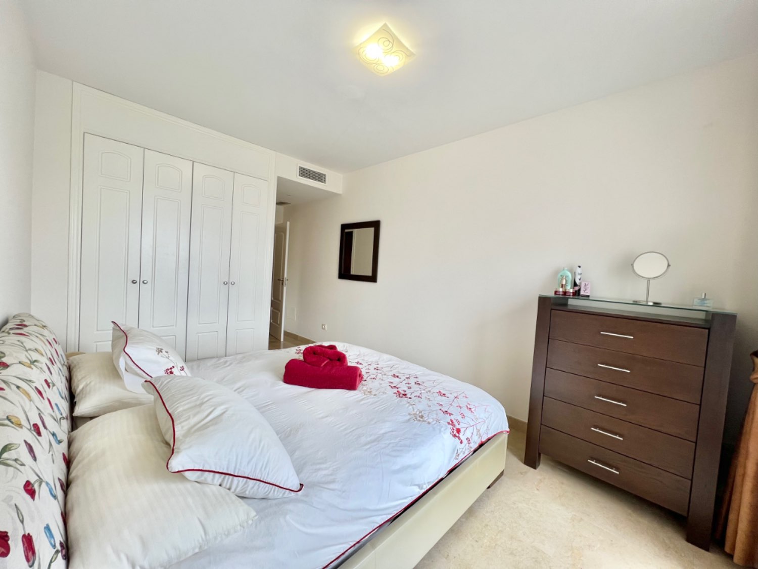 Hermoso apartamento de dos dormitorios con estupendas vistas al mar y Gibraltar