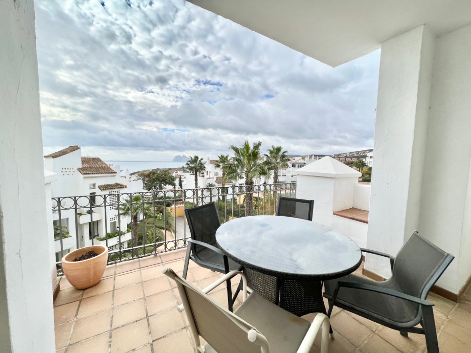 Hermoso apartamento de dos dormitorios con estupendas vistas al mar y Gibraltar