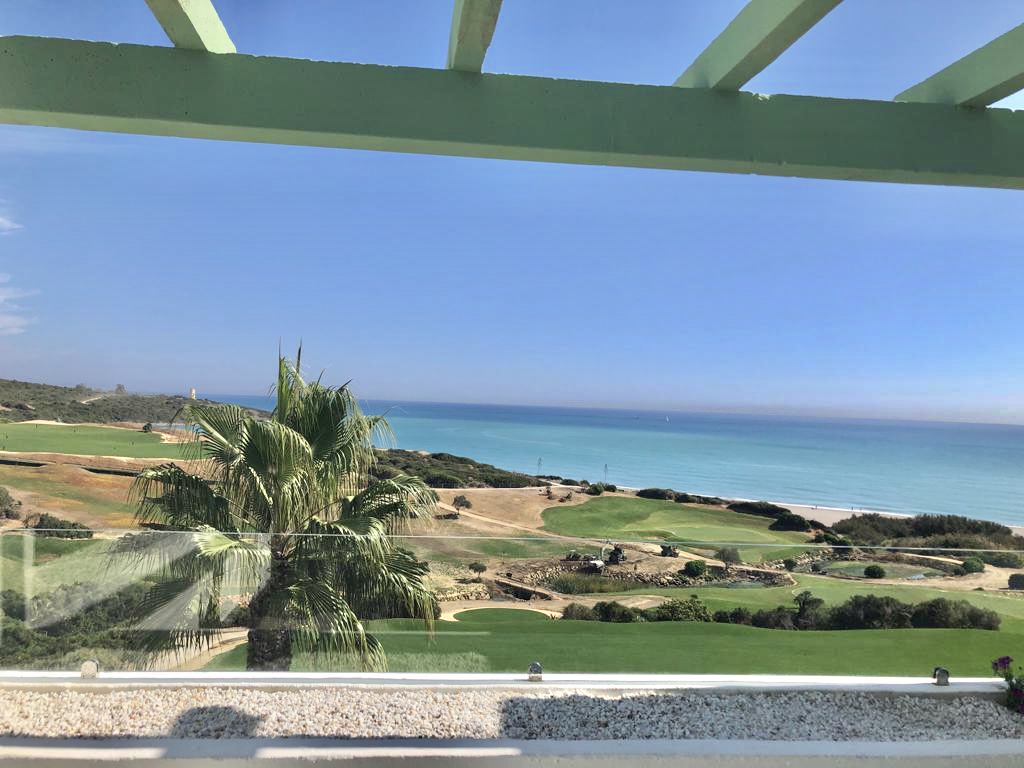 Penthouse spectaculaire avec des vues incroyables sur la première ligne de golf et de plage à Alcaidesa
