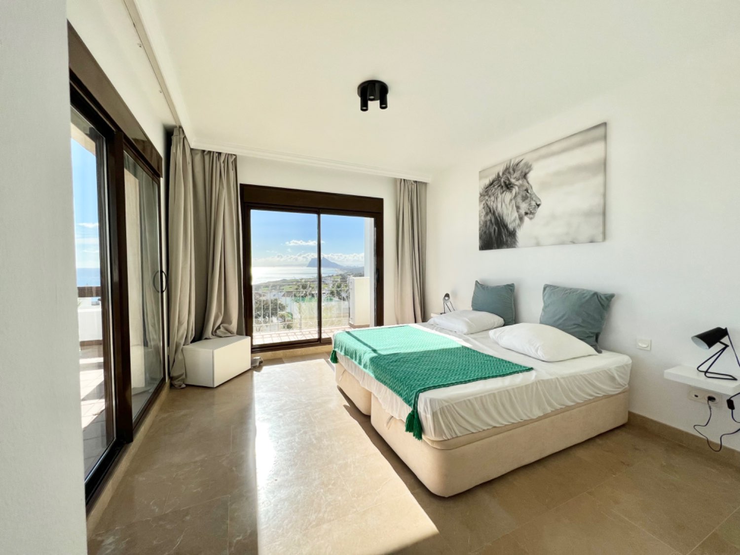 Espectacular ático de dos dormitorios con increíbles vistas panorámicas al mar y Gibraltar