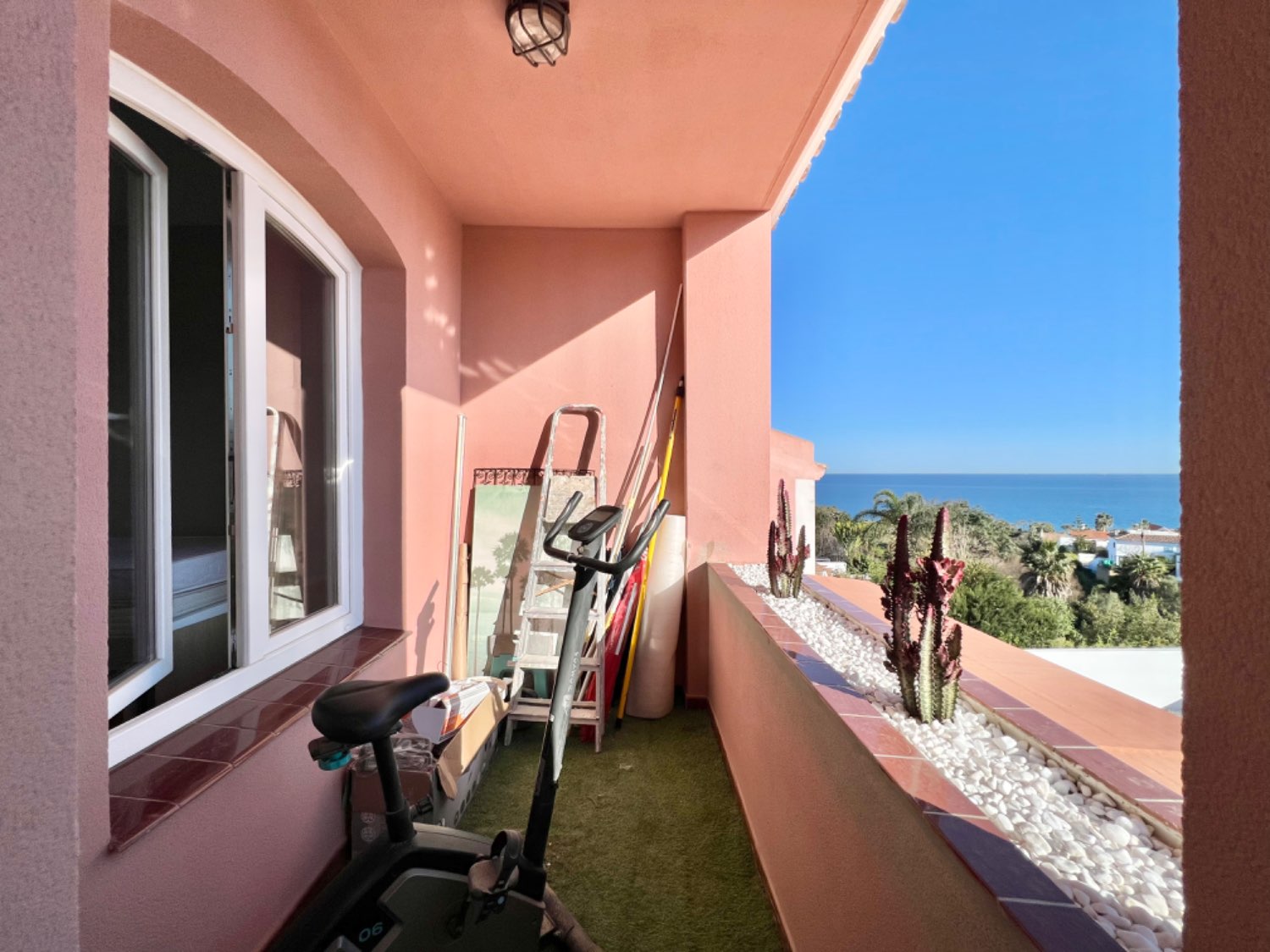 Encantadora casa adosada con jardin  de tres dormitorios en Alcaidesa a escasos metros de la playa