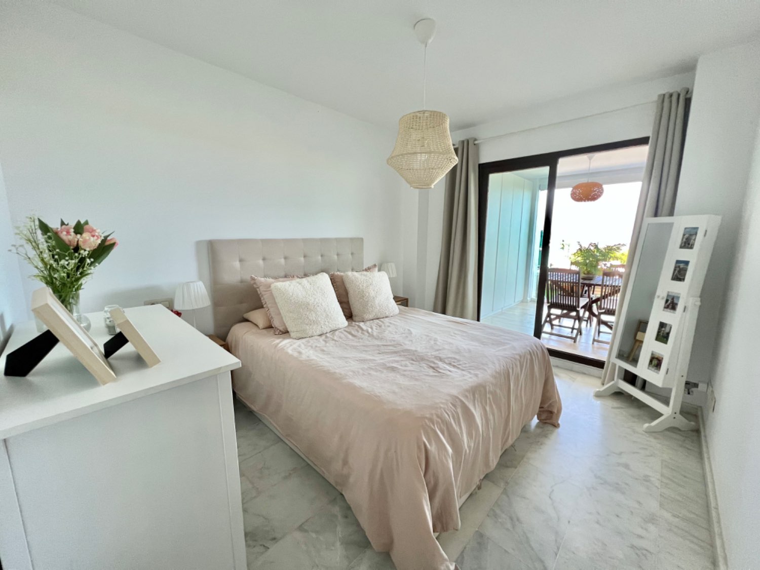 Precioso piso bajo de dos dormitorios con jardin con hermosas vistas al campo de Golf y al mar