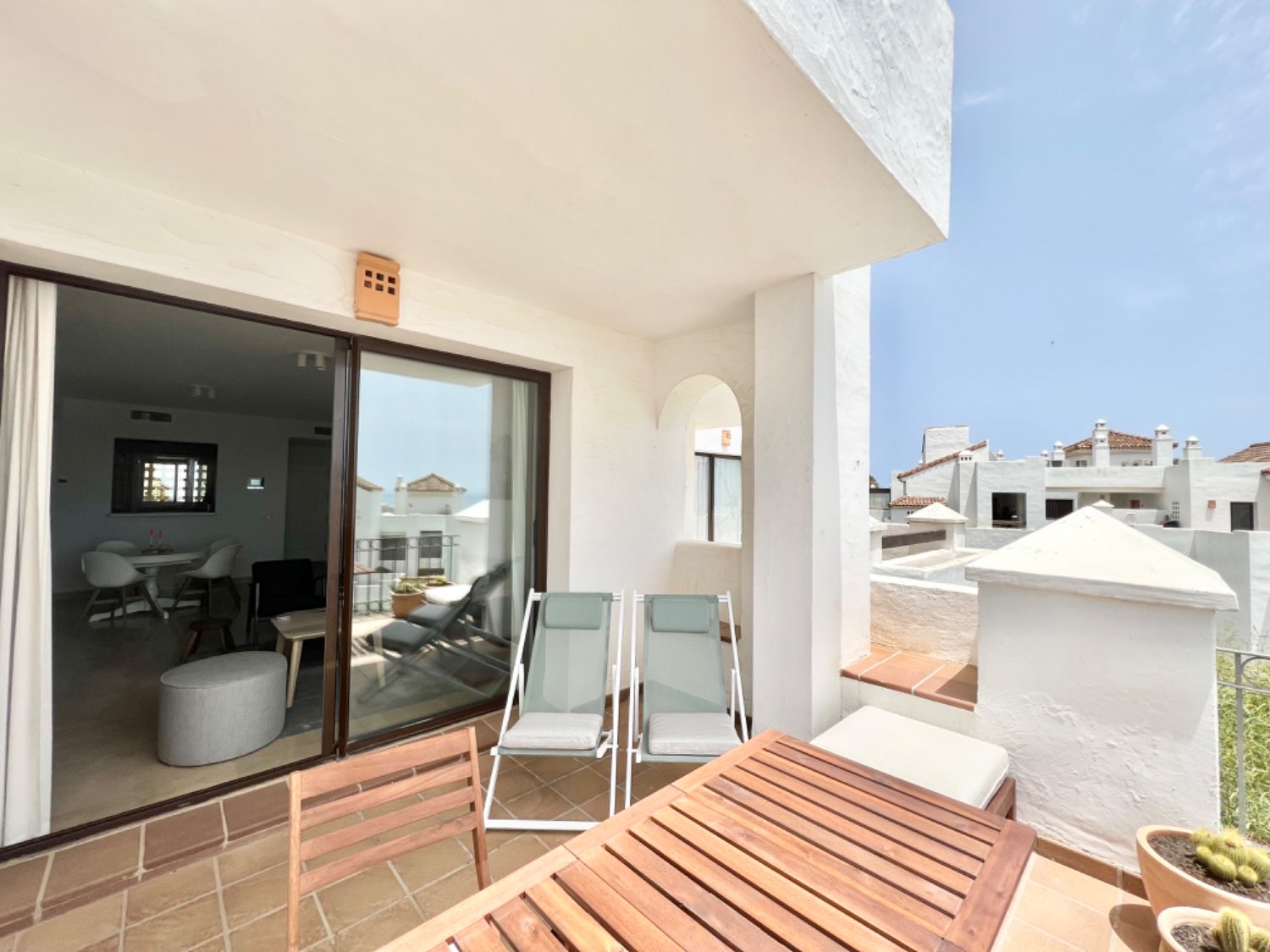 Beautiful views from this apartment a few meters away from the beach in Alcaidesa