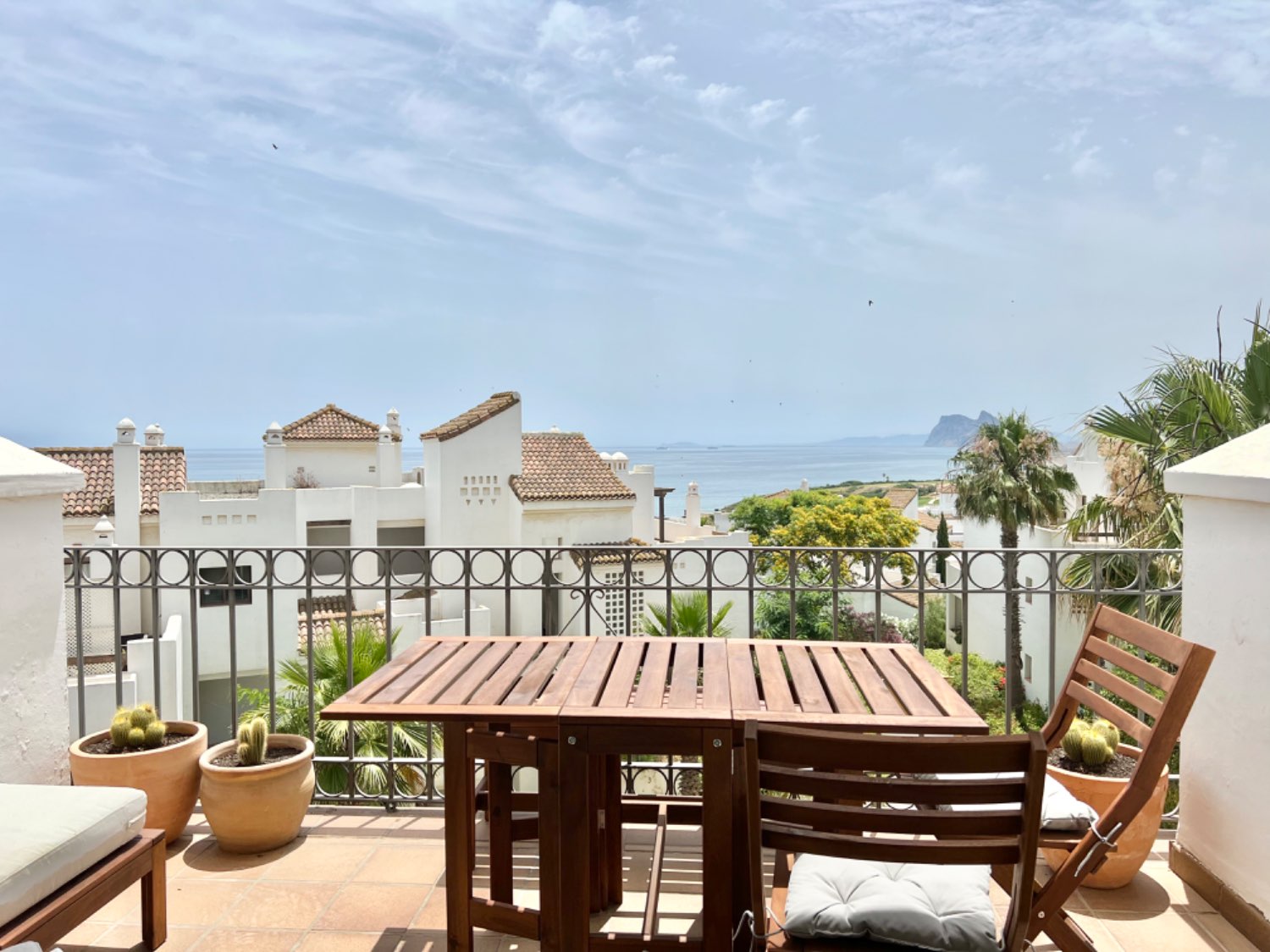 Hermosas vistas desde este apartamento a escasos metros de distancia de la playa en Alcaidesa