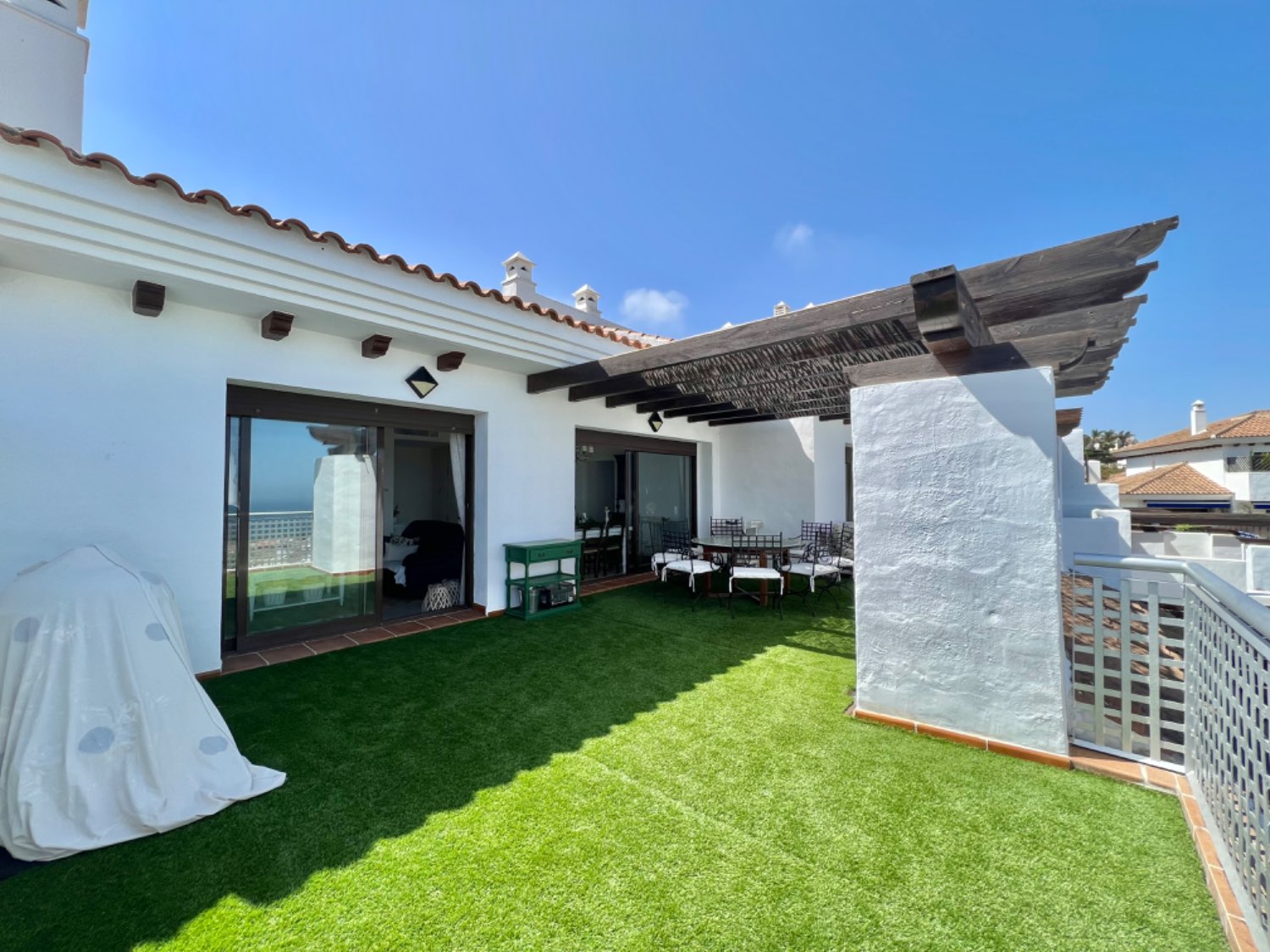 Splendid three-bedroom penthouse  with beautiful views in Alcaidesa, very close to the beach and golf