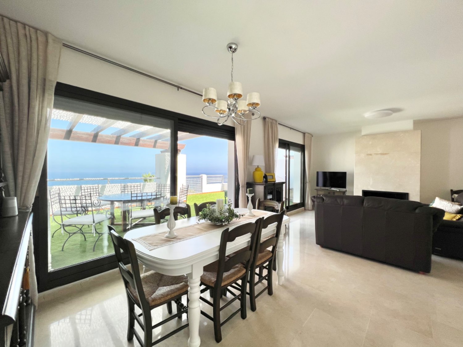 Esplendido  ático de tres habitaciones con preciosas vistas en Alcaidesa muy cerca de la playa y golf