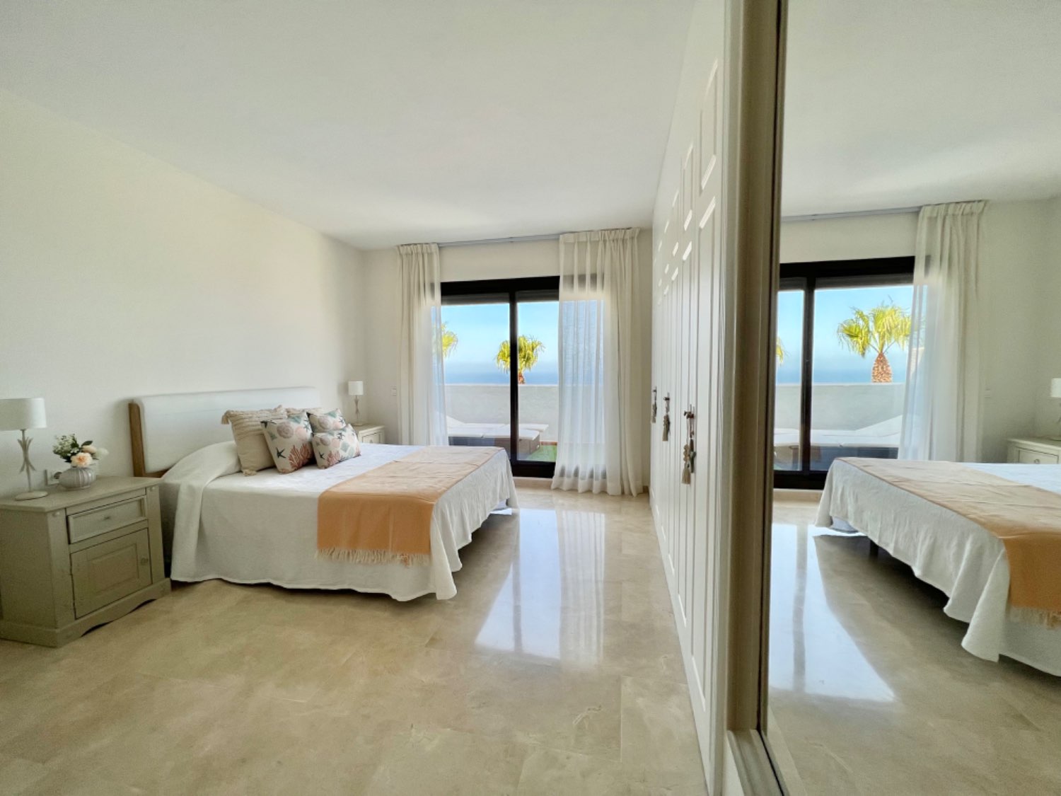 Splendid three-bedroom penthouse  with beautiful views in Alcaidesa, very close to the beach and golf