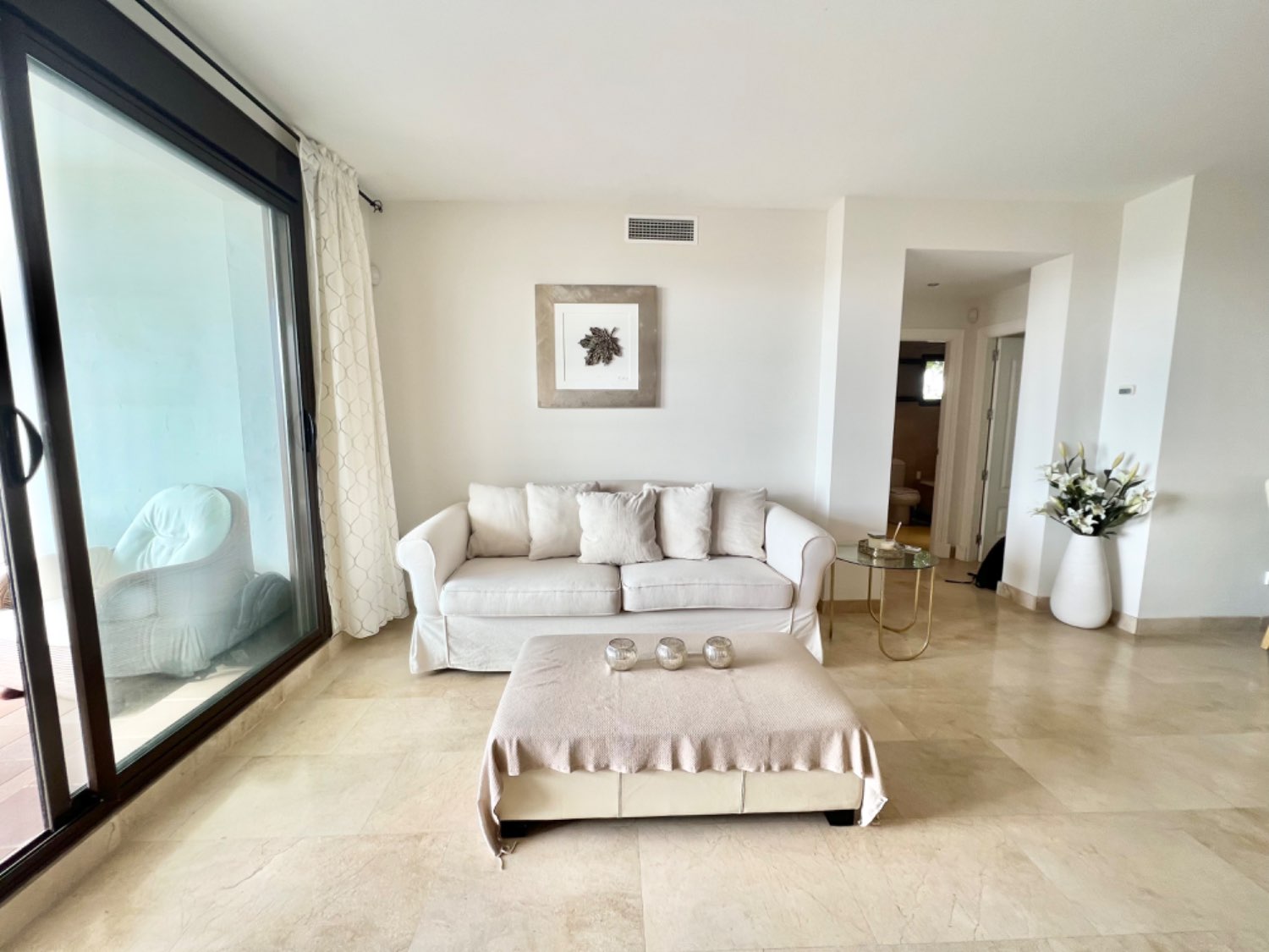 Encantador piso de dos habitaciones con bonitas vistas al mar en Alcaidesa