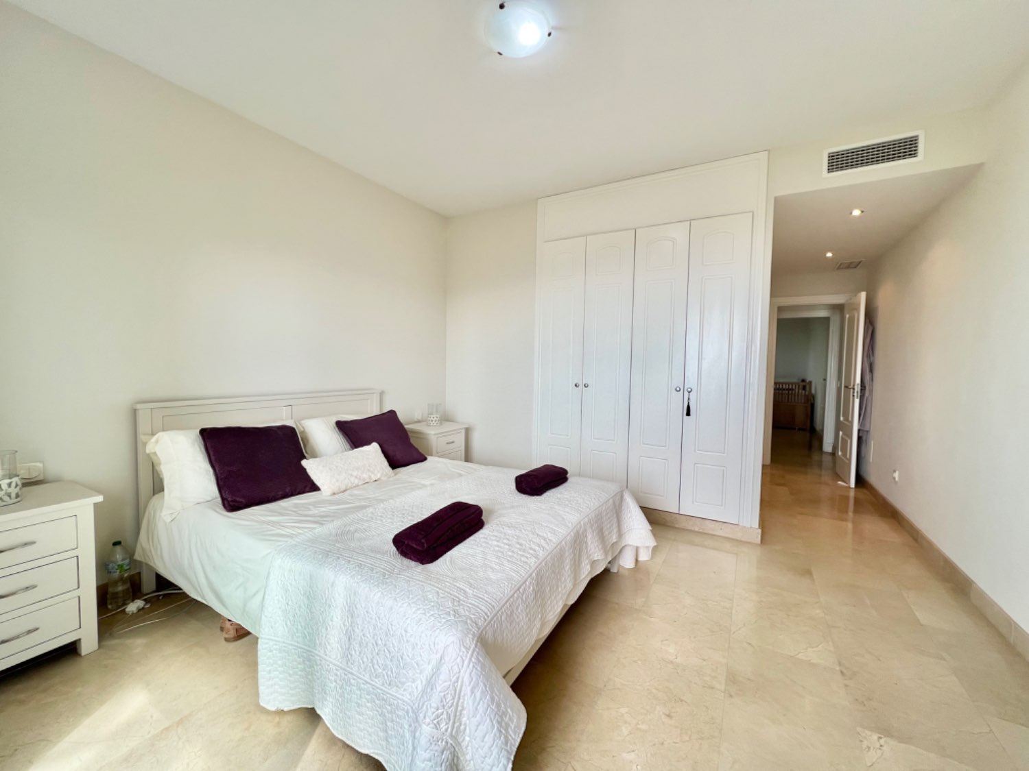 Encantador piso de dos habitaciones con bonitas vistas al mar en Alcaidesa
