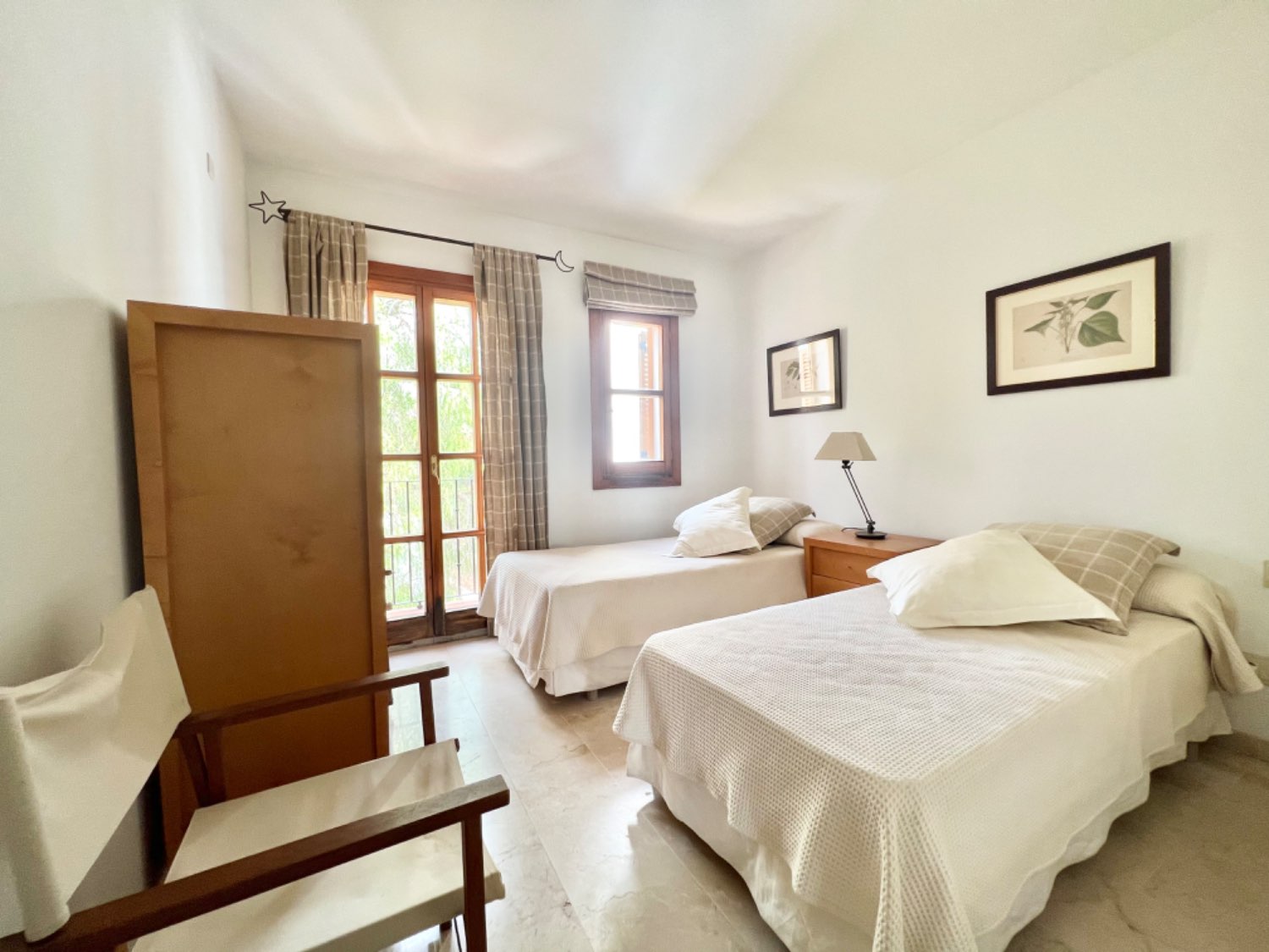 Hermosa casa de tres dormitorios ubicada en urbanización a pié de playa en Alcaidesa