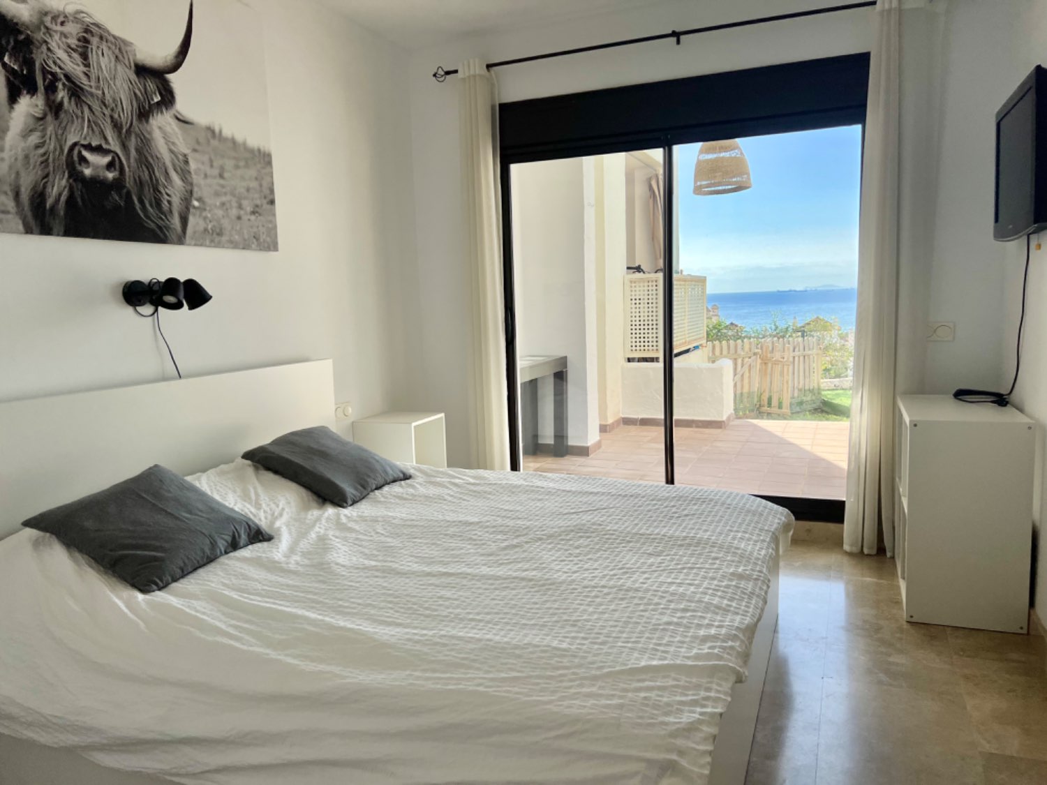 Hermoso apartamento de dos dormitorios  con jardin con bonitas vistas al mar