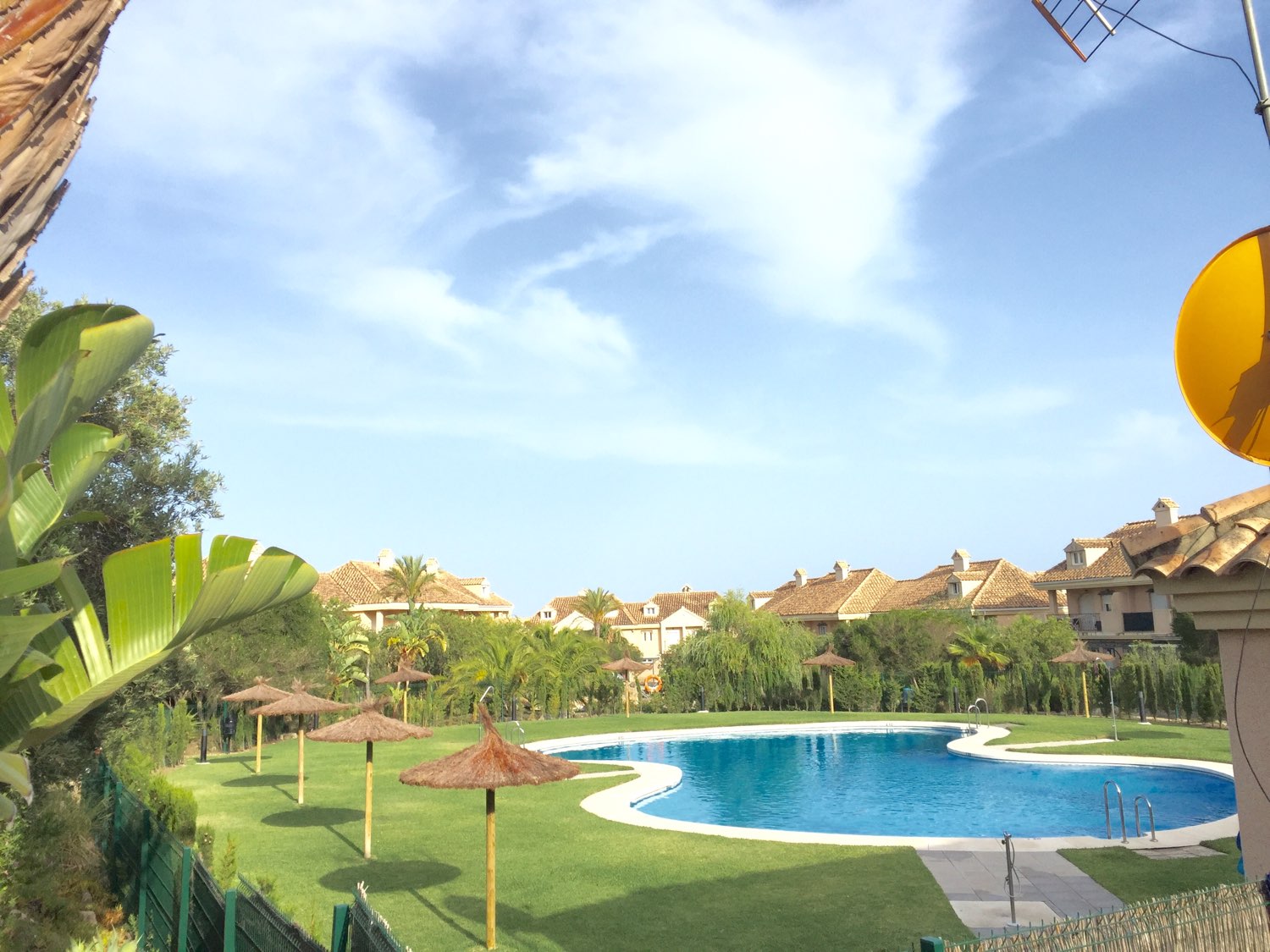 Beautiful four-bedroom semi-detached house in Alcaidesa within walking distance of the beach