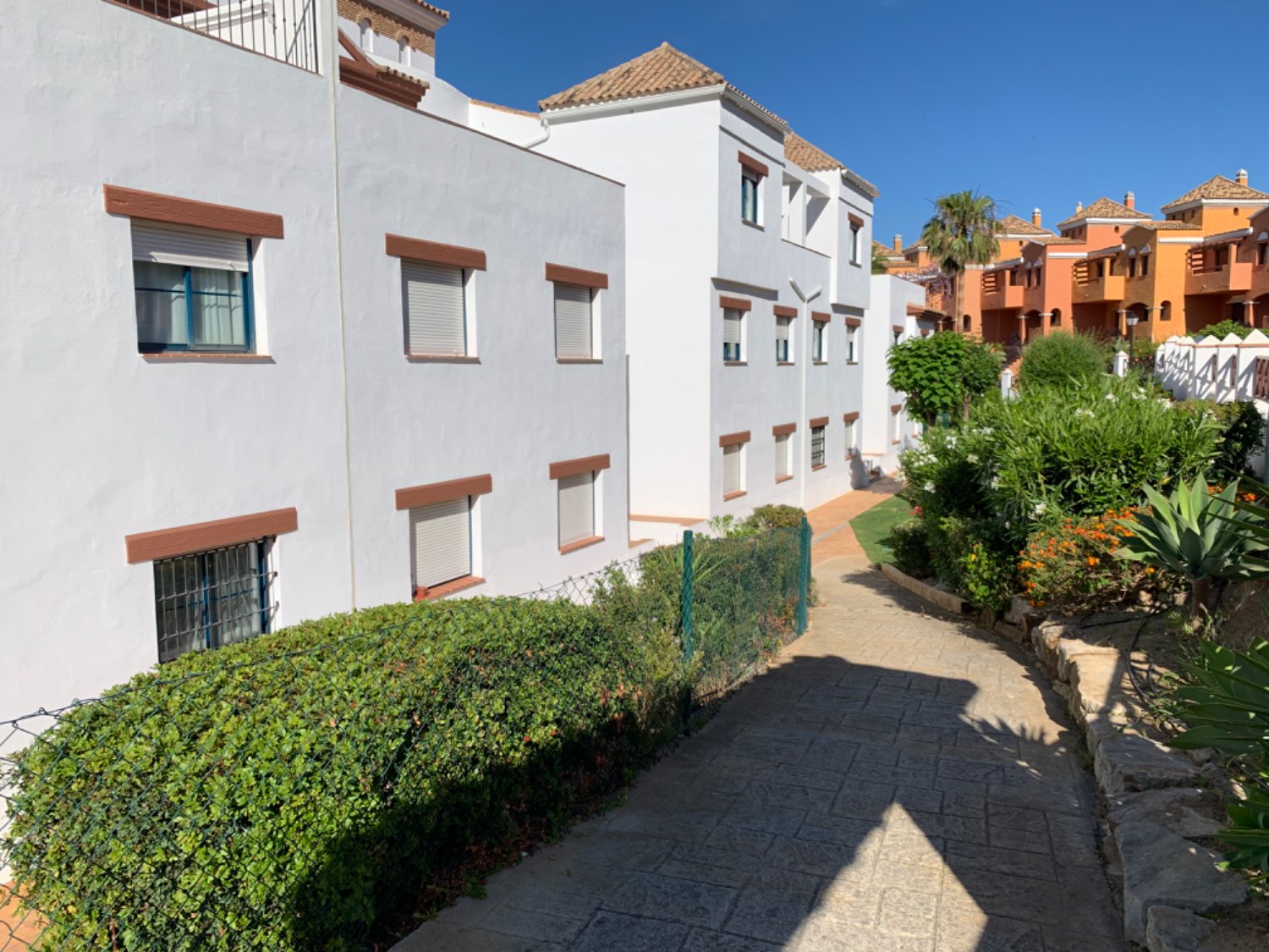 Espacioso apartamento de tres habitaciones con bonitas vistas al mar en Alcaidesa