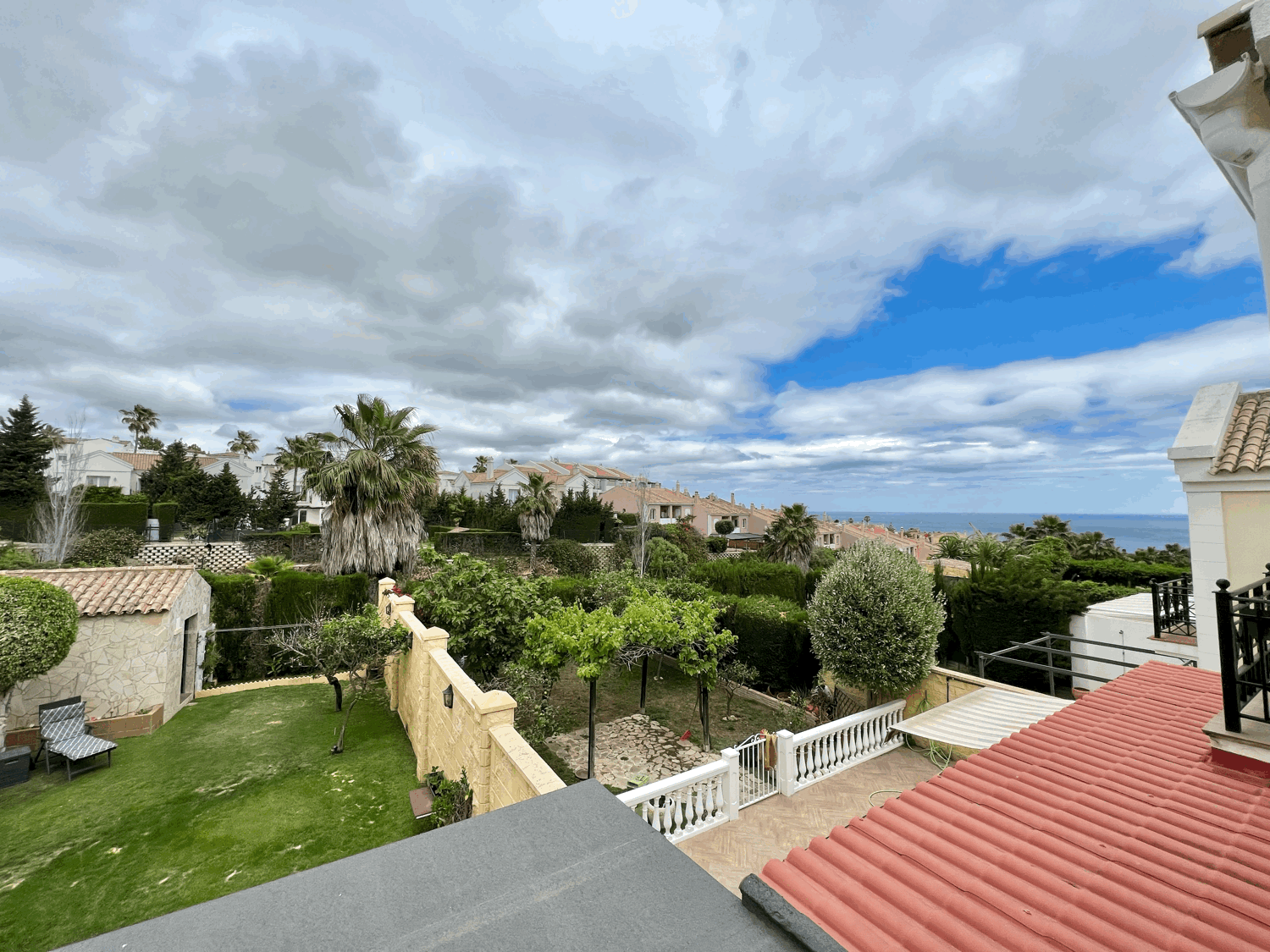 Beautiful semi-detached house with four bedrooms with a beautiful garden in Alcaidesa