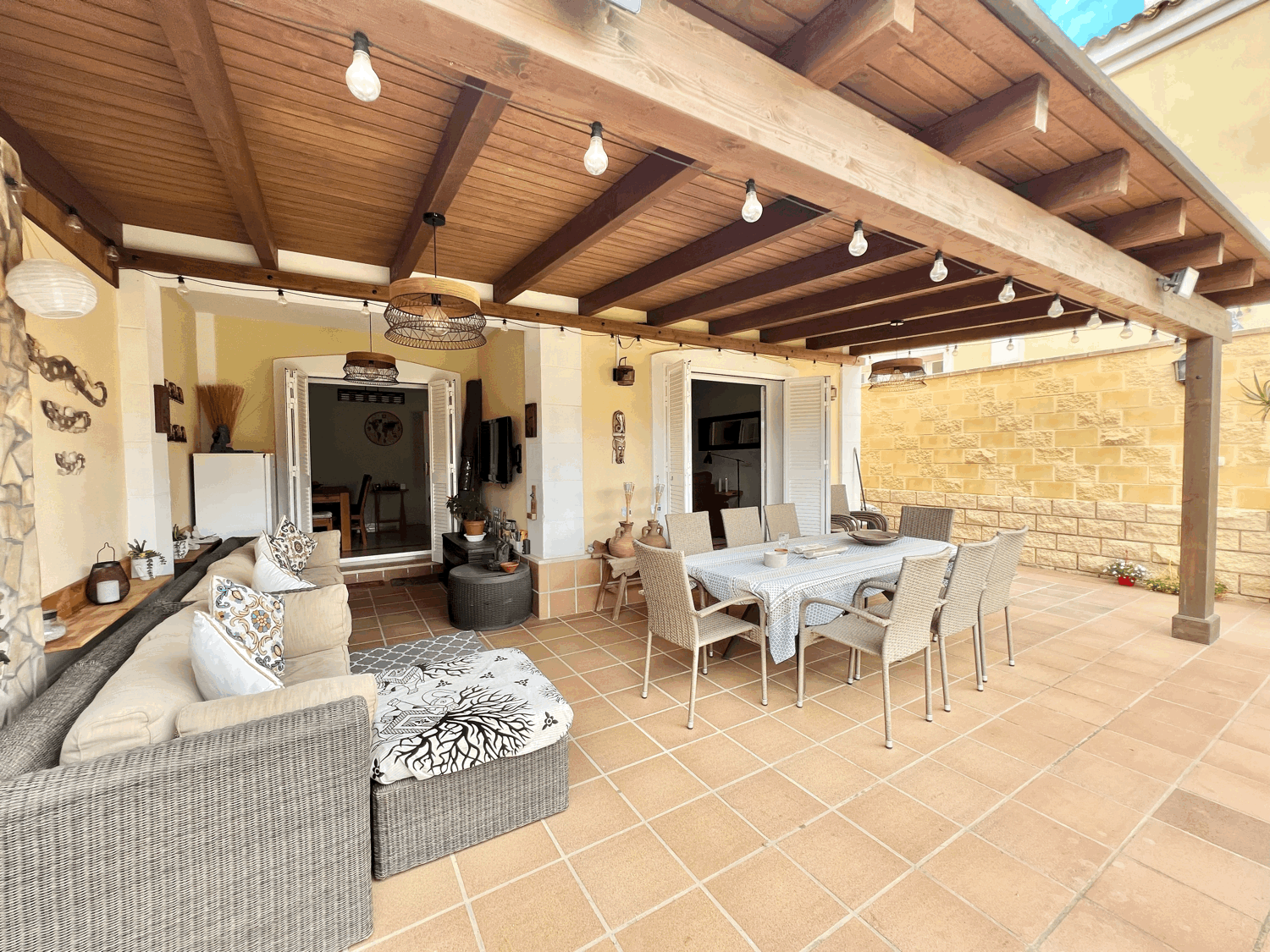 Beautiful semi-detached house with four bedrooms with a beautiful garden in Alcaidesa