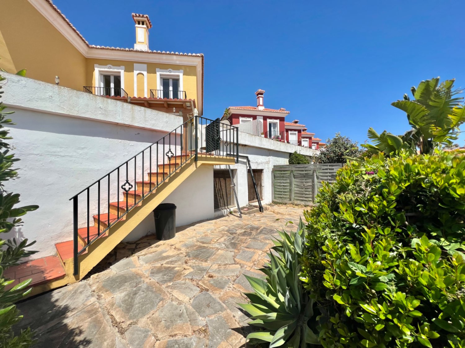 Hermosa casa pareada a escasos metros de distancia de la playa en Alcaidesa