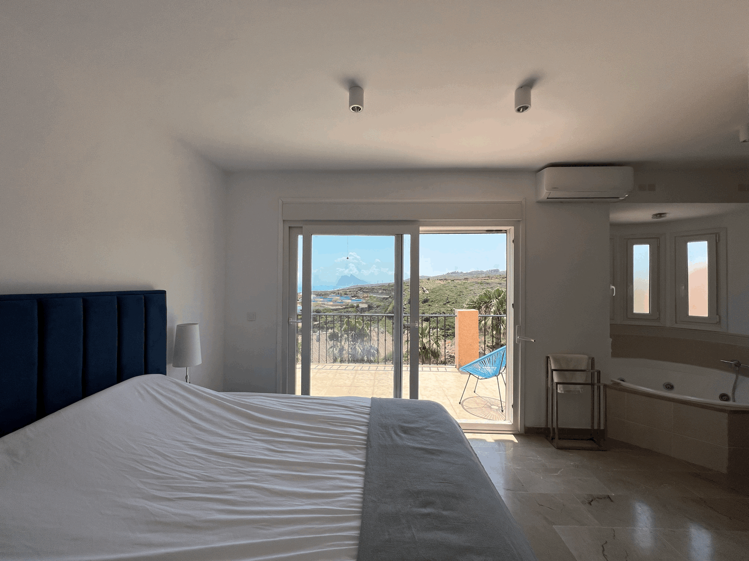 Hermosa casa pareada de diseño moderno con espectaculares vistas al mar , Gibraltar y África