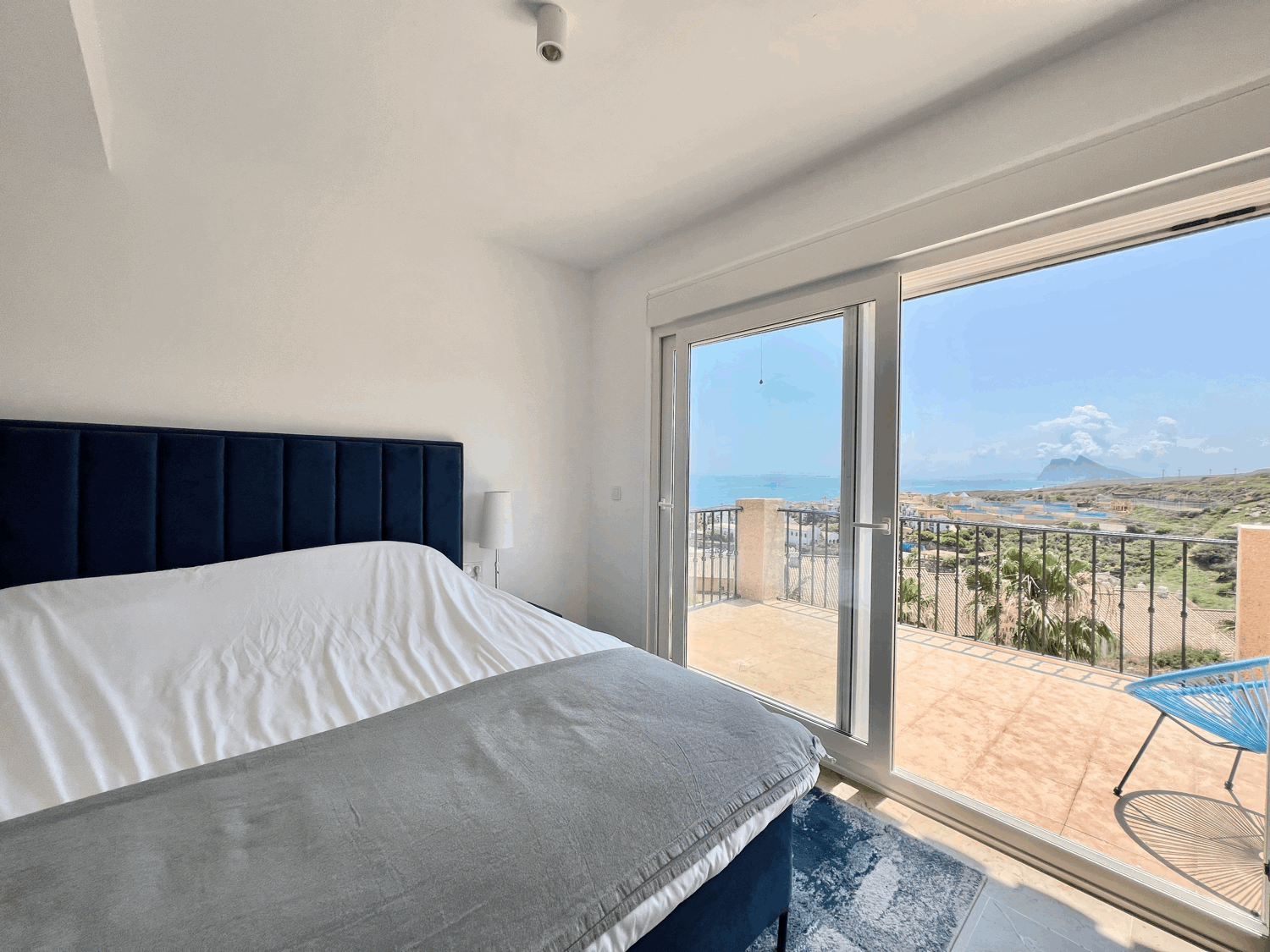 Hermosa casa pareada de diseño moderno con espectaculares vistas al mar , Gibraltar y África