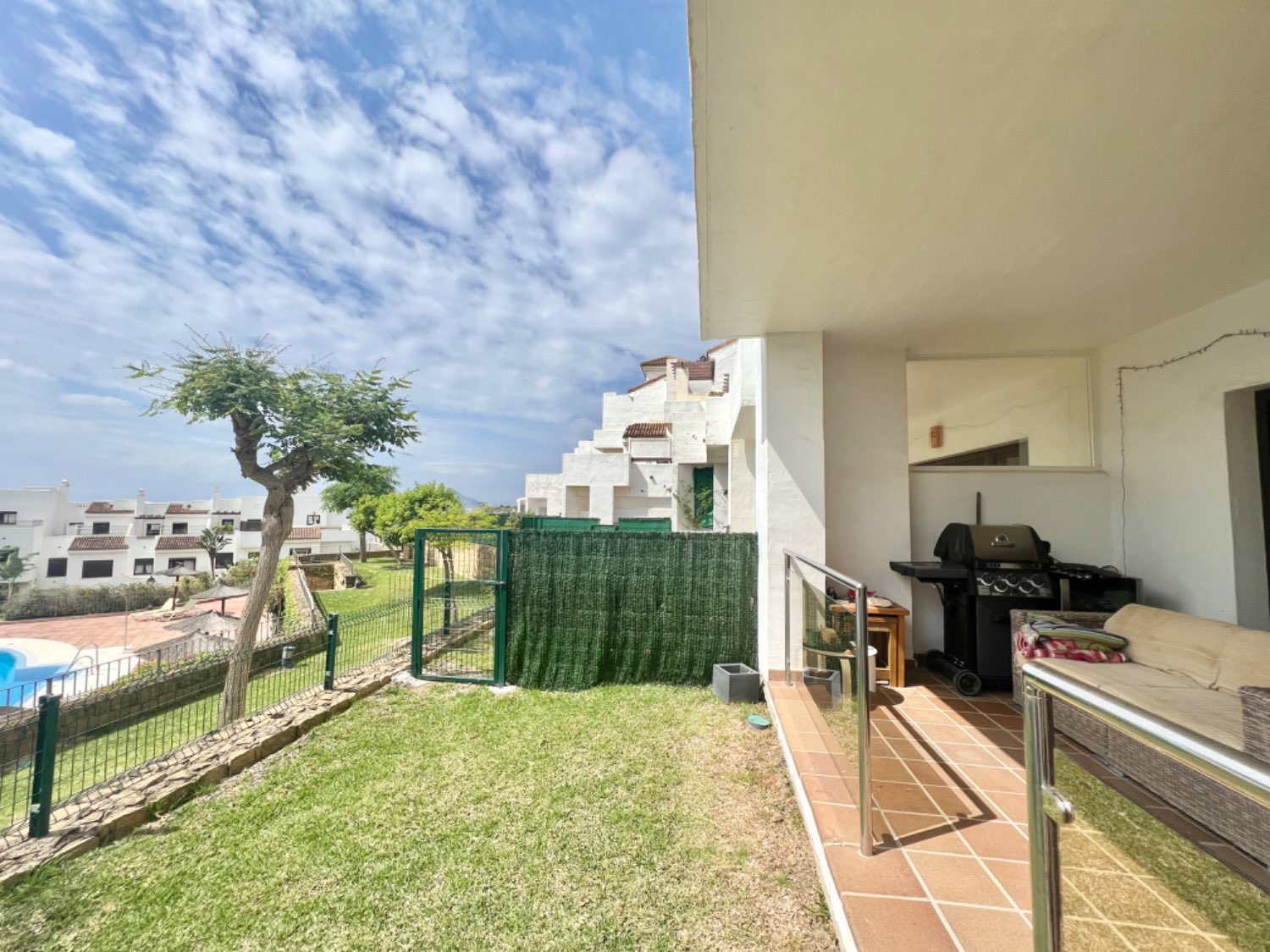 Espléndida casa pareada de esquina de cuatro dormitorios a escasos metros de distancia de la playa