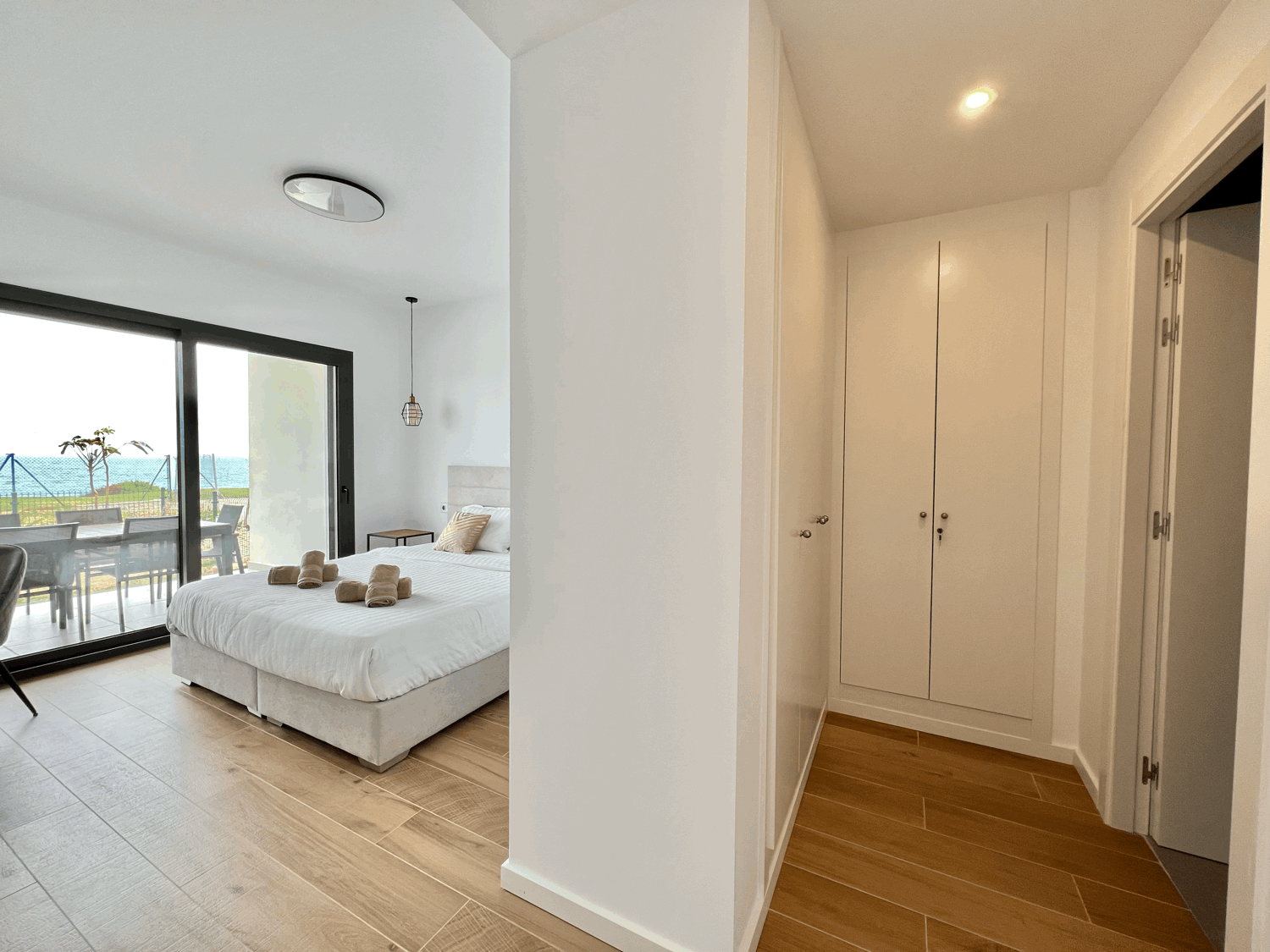 Espectacular y moderno apartamento en primera línea de playa y Golf en Alcaidesa