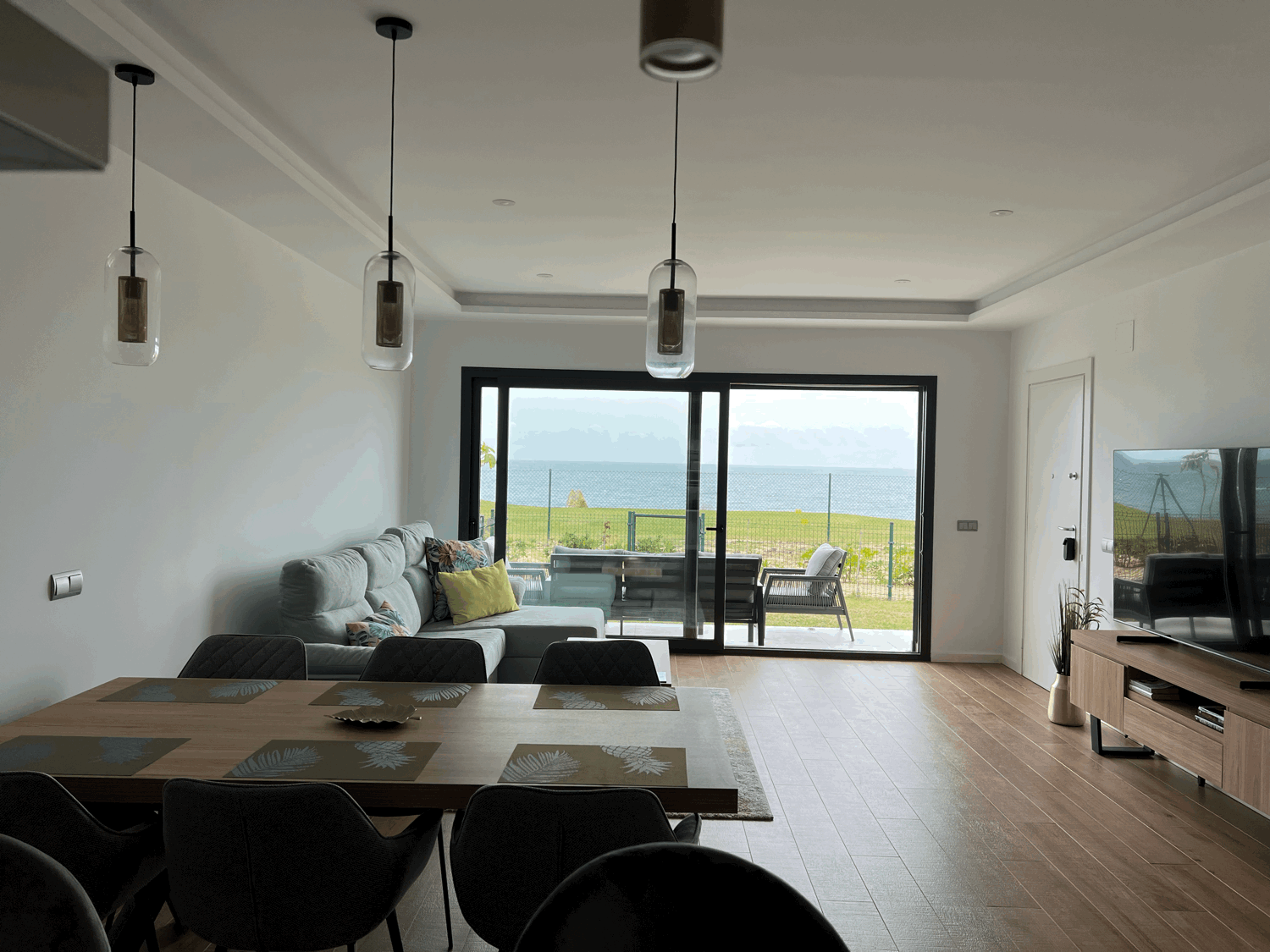 Espectacular y moderno apartamento en primera línea de playa y Golf en Alcaidesa