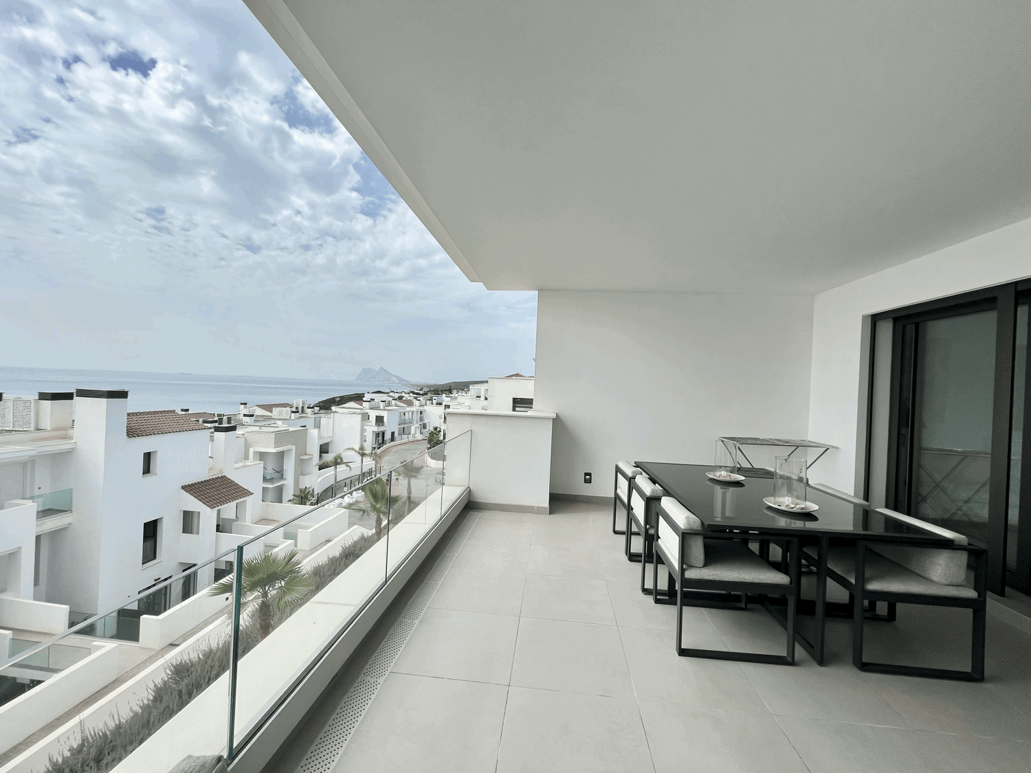 Exclusivo apartamento de dos dormitorios en primera linea de playa en Alcaidesa