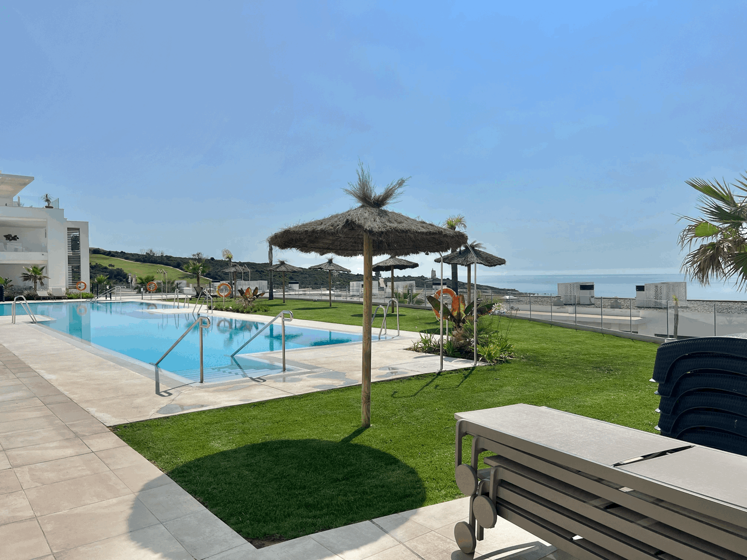 Exclusivo apartamento con jardín  en primera línea de golf y playa en Alcaidesa