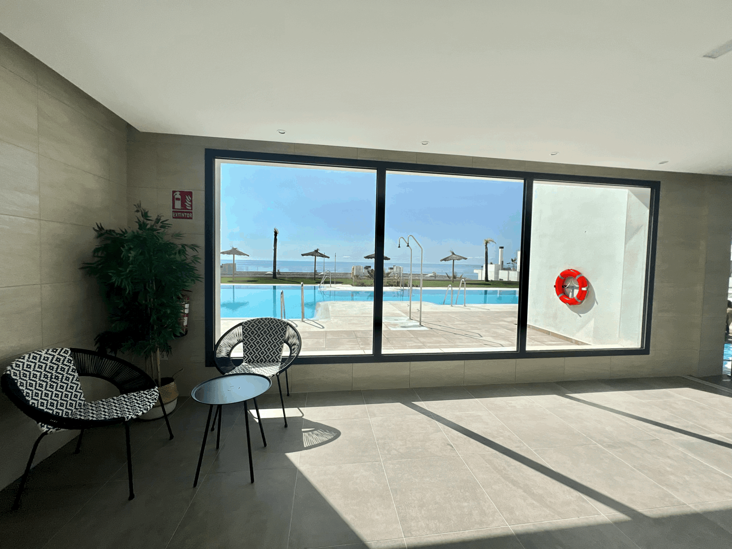Exclusive apartment with garden on the first line of golf and beach in Alcaidesa