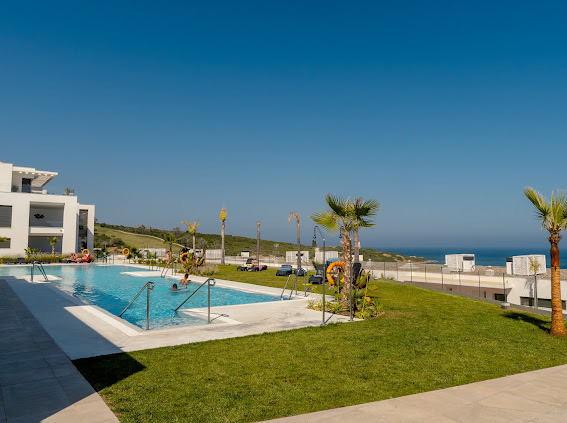 Exclusive apartment with garden on the first line of golf and beach in Alcaidesa