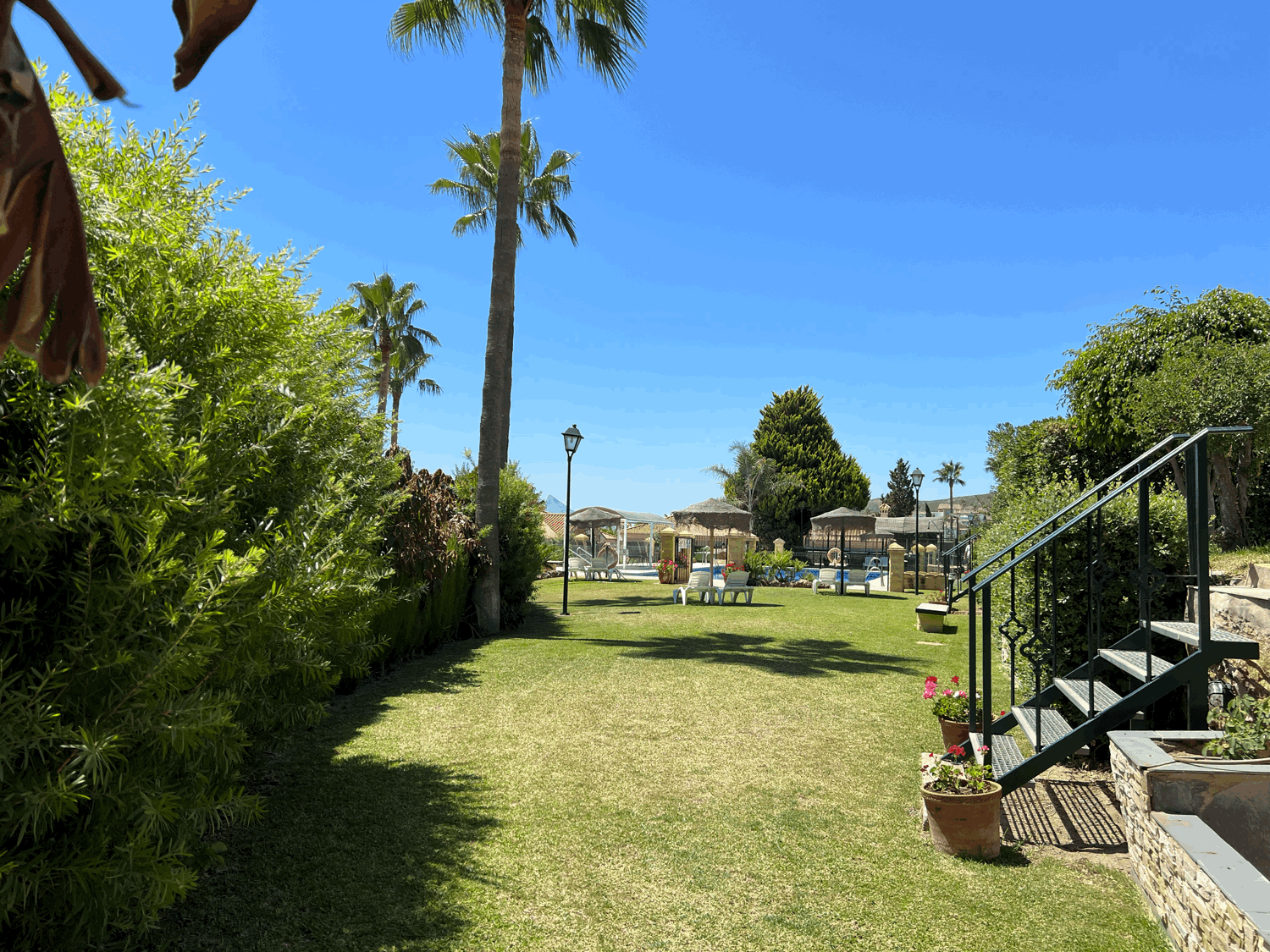 Beautiful three-bedroom townhouse a few meters away from the beach and Plaza Loma del Rey