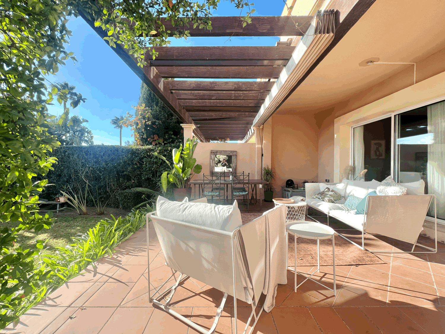 Beautiful three-bedroom semi-detached house a few meters away from the beach in Alcaidesa