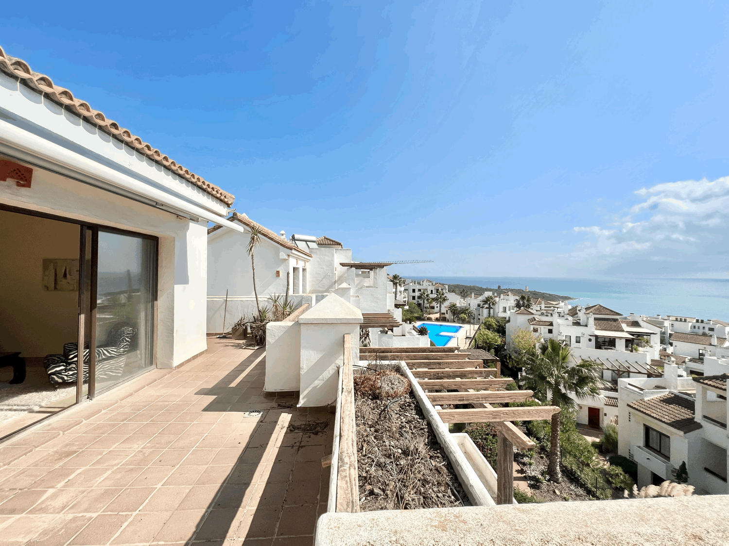 Spectacular three-bedroom penthouse with large terrace in Alcaidesa