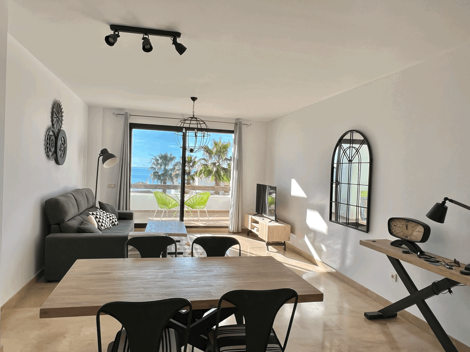 Charming two bedroom apartment in Alcaidesa with beautiful sea views