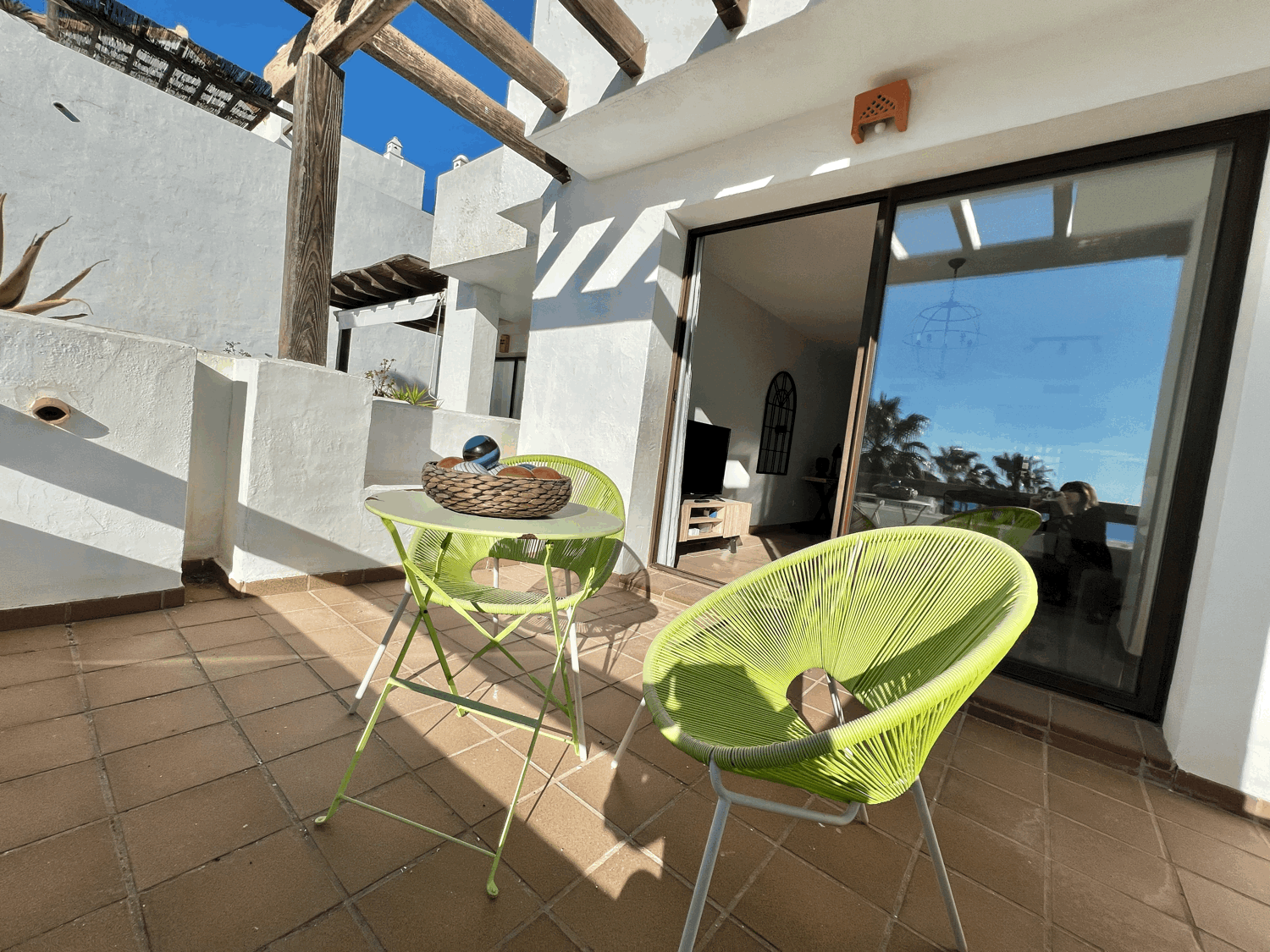 Charming two bedroom apartment in Alcaidesa with beautiful sea views