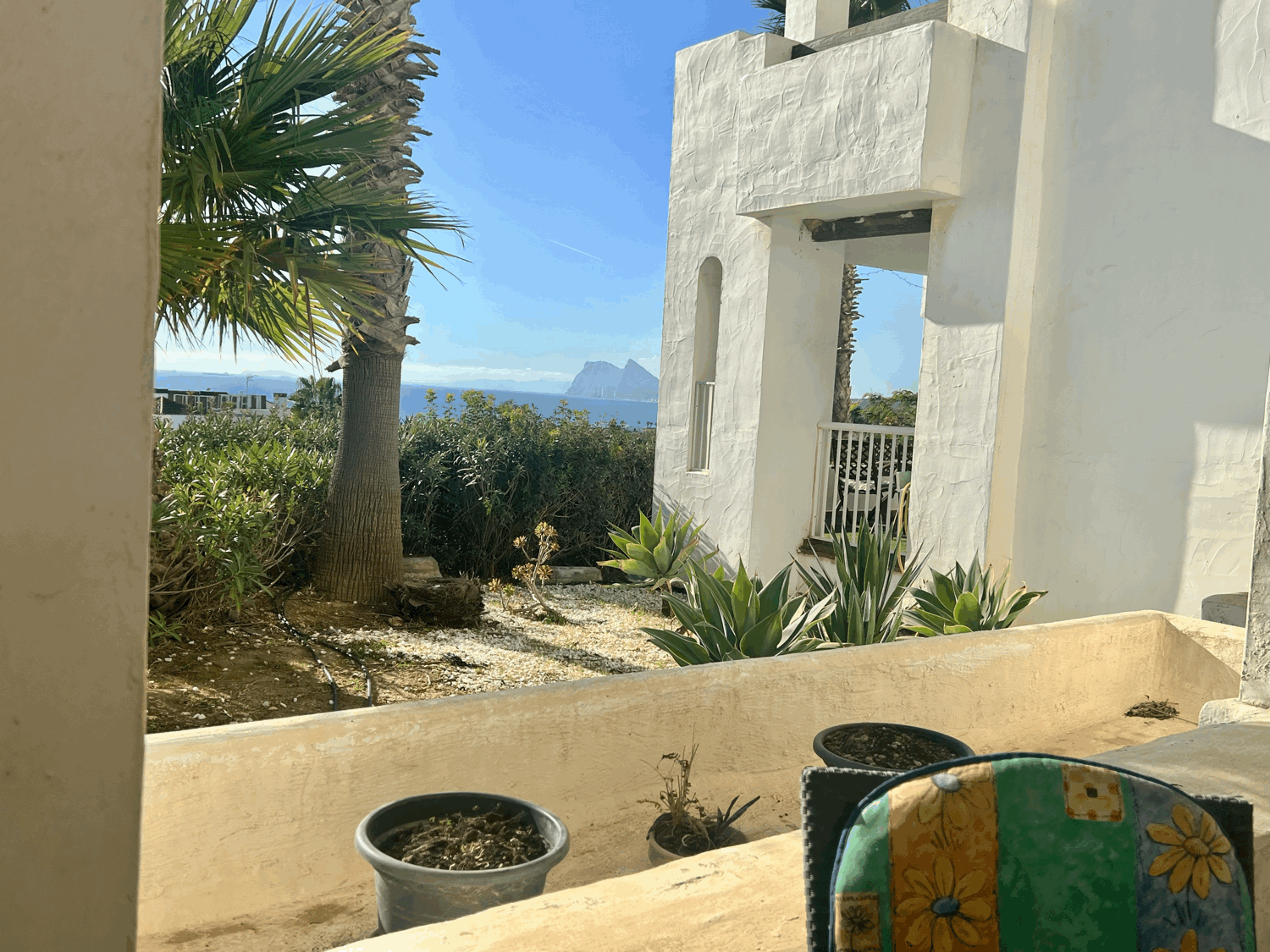 Charming three-bedroom ground floor apartment with beautiful views of the sea and Gibraltar